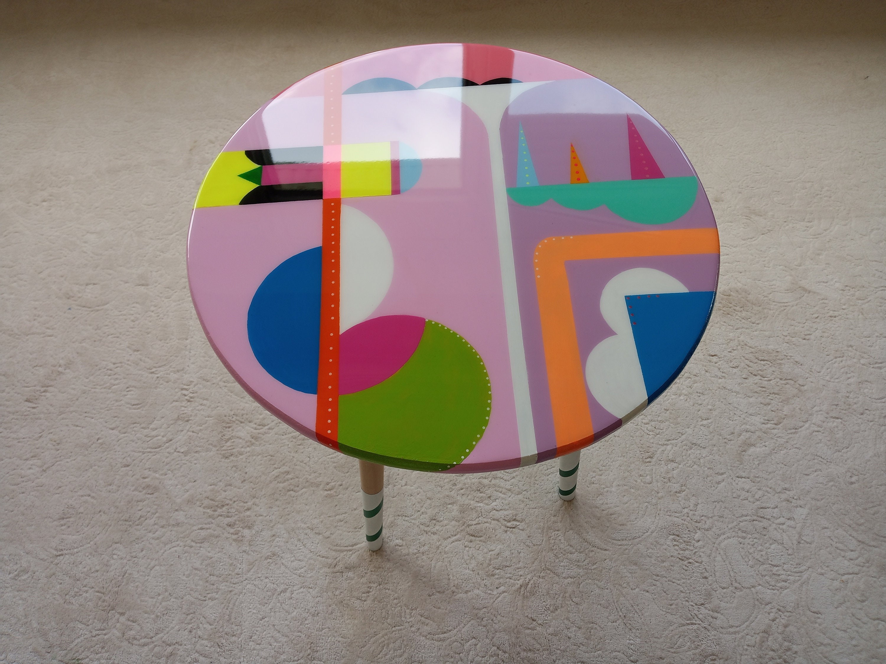 Round Colorful Funky Abstract Boho Resin Table,Pink Purple Groovy Vibrant Wood Rainbow Retro Hippi End Side Cool Luxury Center Coffee Table