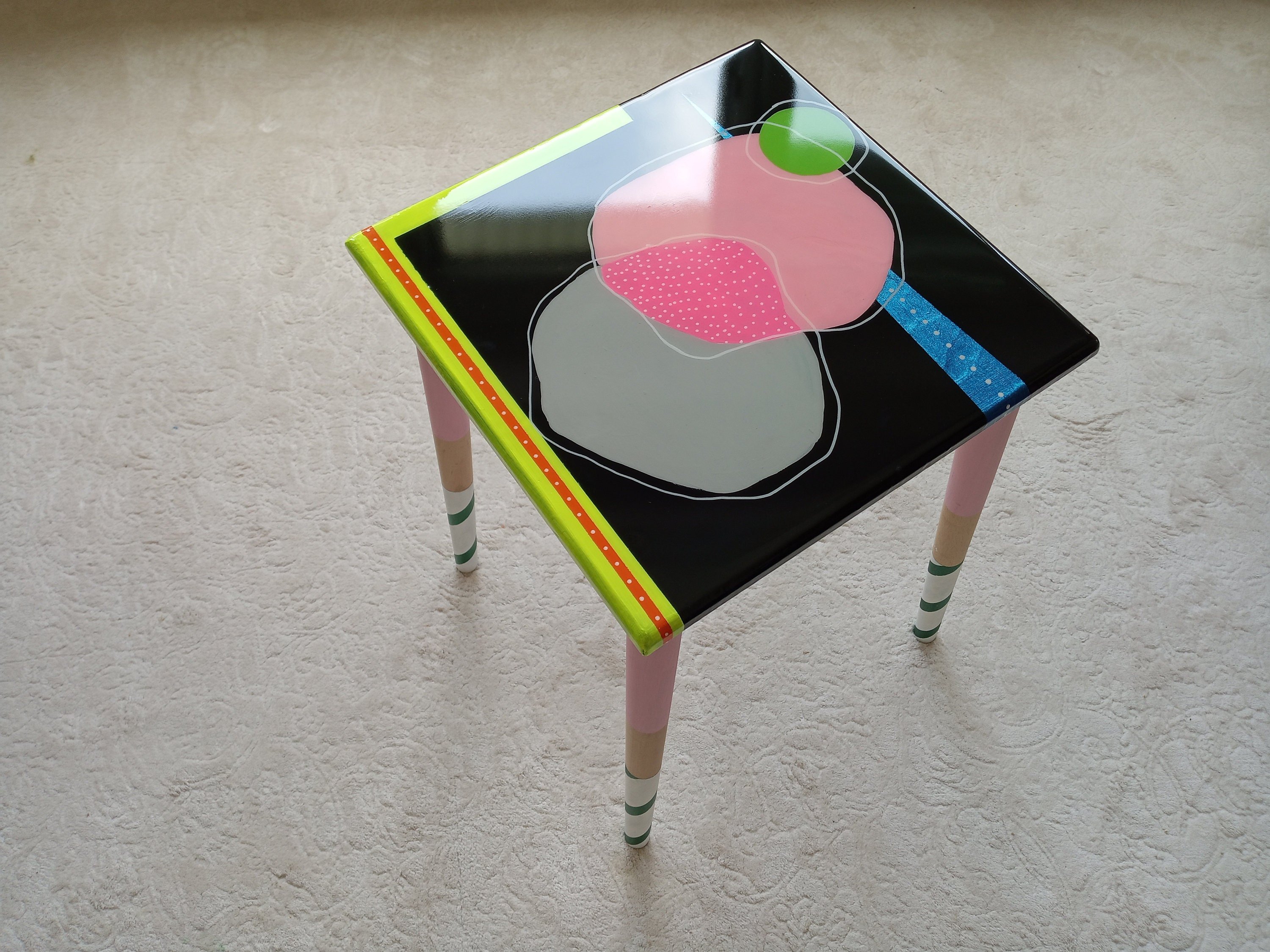 Abstract Colorful Funky Side Resin Coffee Table, Modern Vibrant Unique Artistic Design Black Pink Painted Legs Cool Cute Epoxy Art End Table