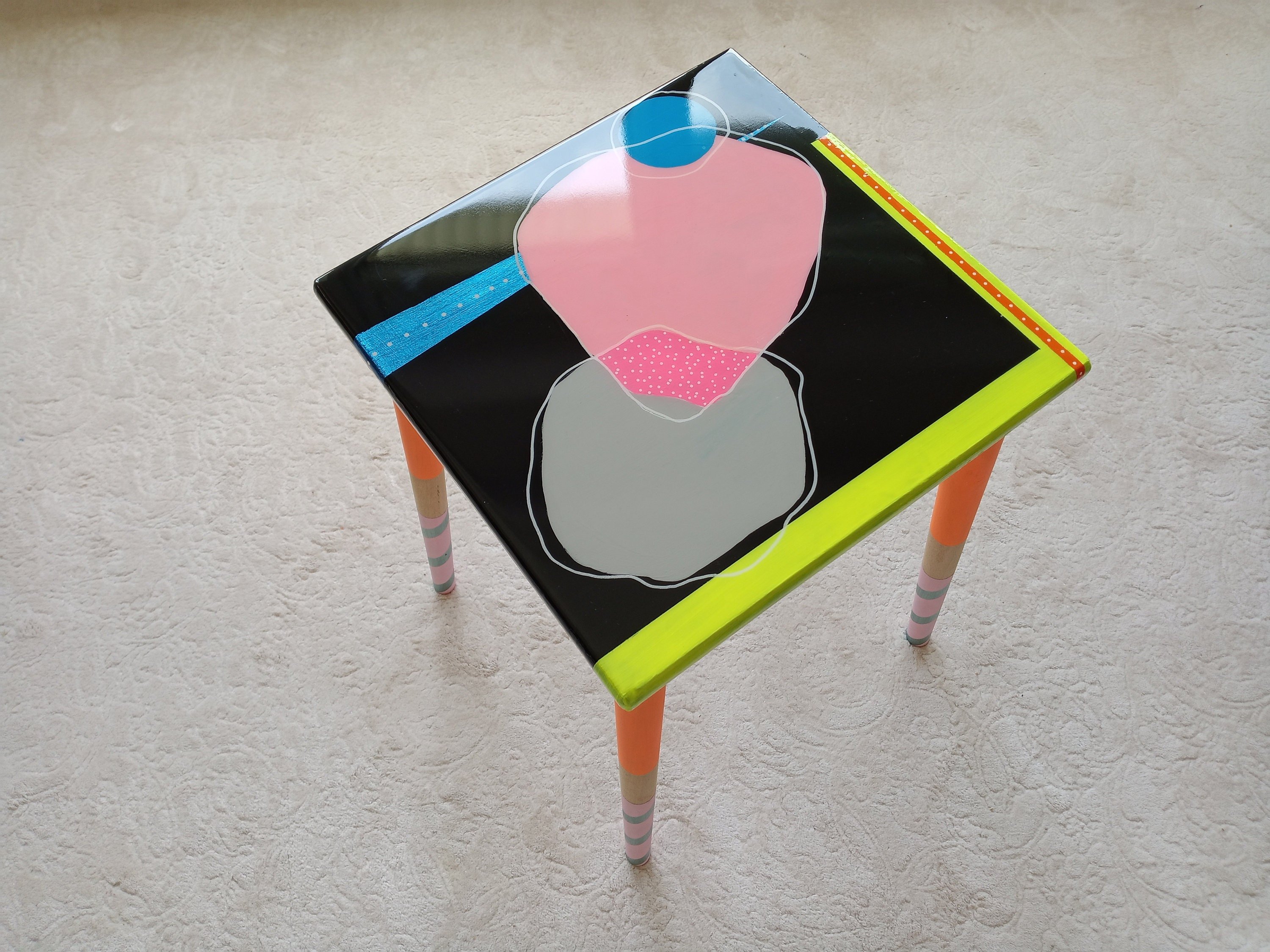 Abstract Colorful Vibrant Side Resin Coffee Table, Modern Unique Artistic Design Black Pink Stylish Painted Legs Cool Cute Epoxy End Table