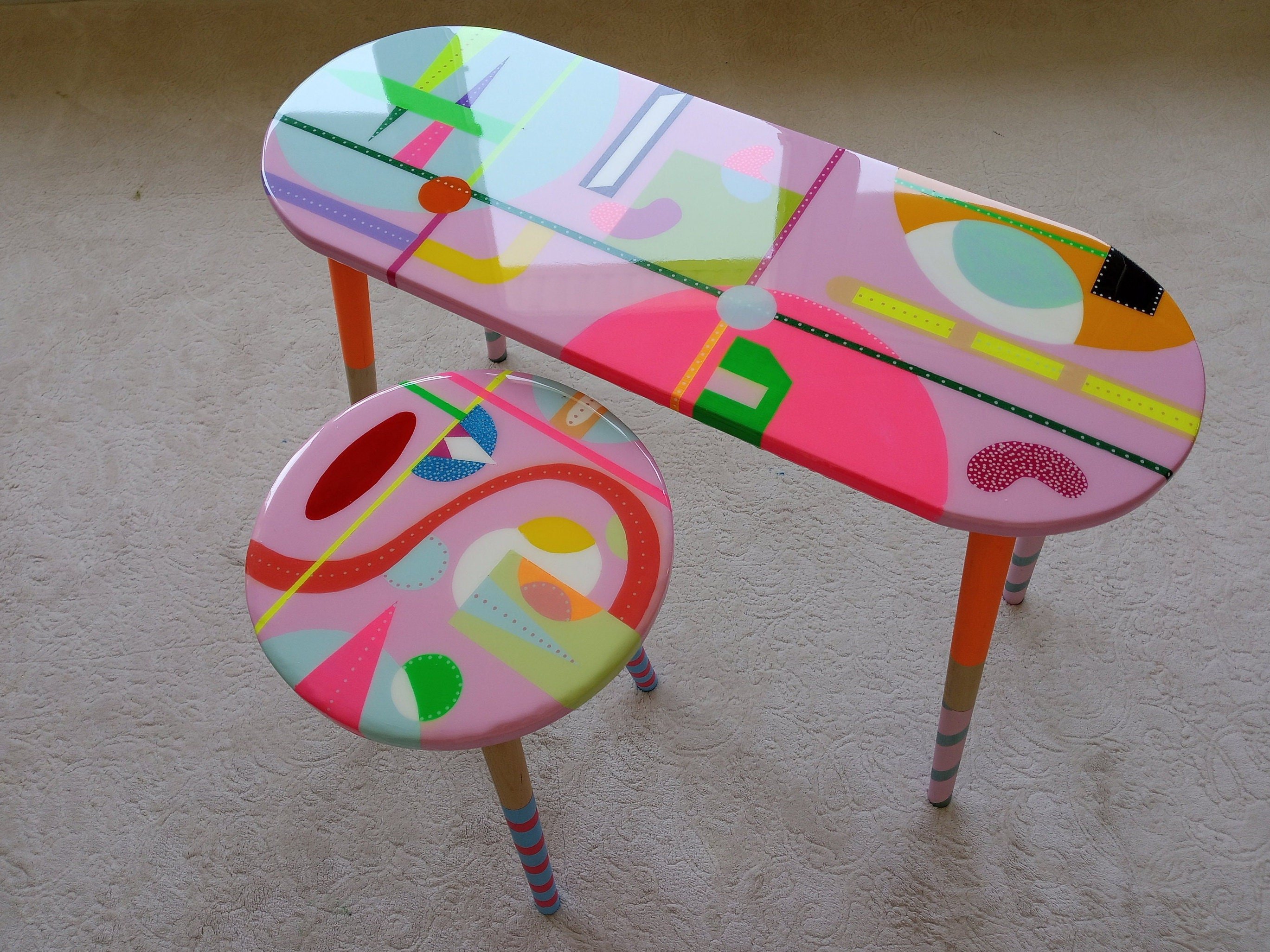 Unusual Pink Funky Colorful Side Nesting Resin Coffee Tables, Maximalist Eclectic Abstract Round Oval Cool Neon Painted Leg Epoxy Art Table
