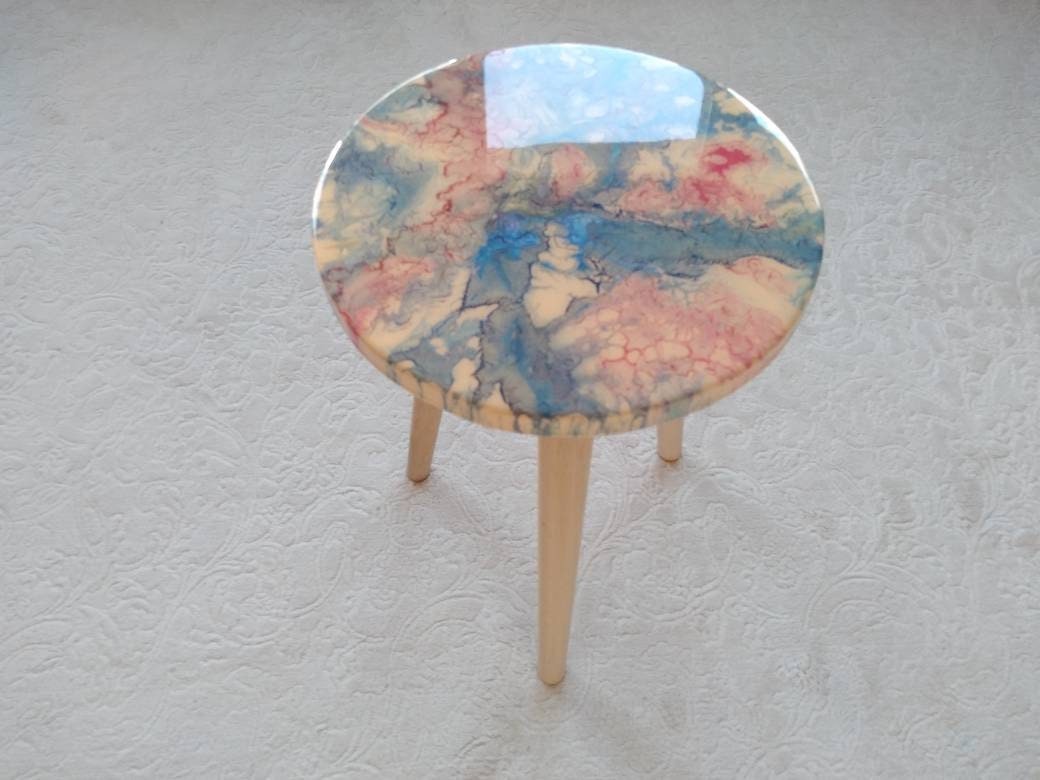 Round Resin Unique Side Coffee Table, Blue Pink Small Modern Epoxy Handmade Amazing Low End Sofa Living Room Bedside Abstract Coffee Tables