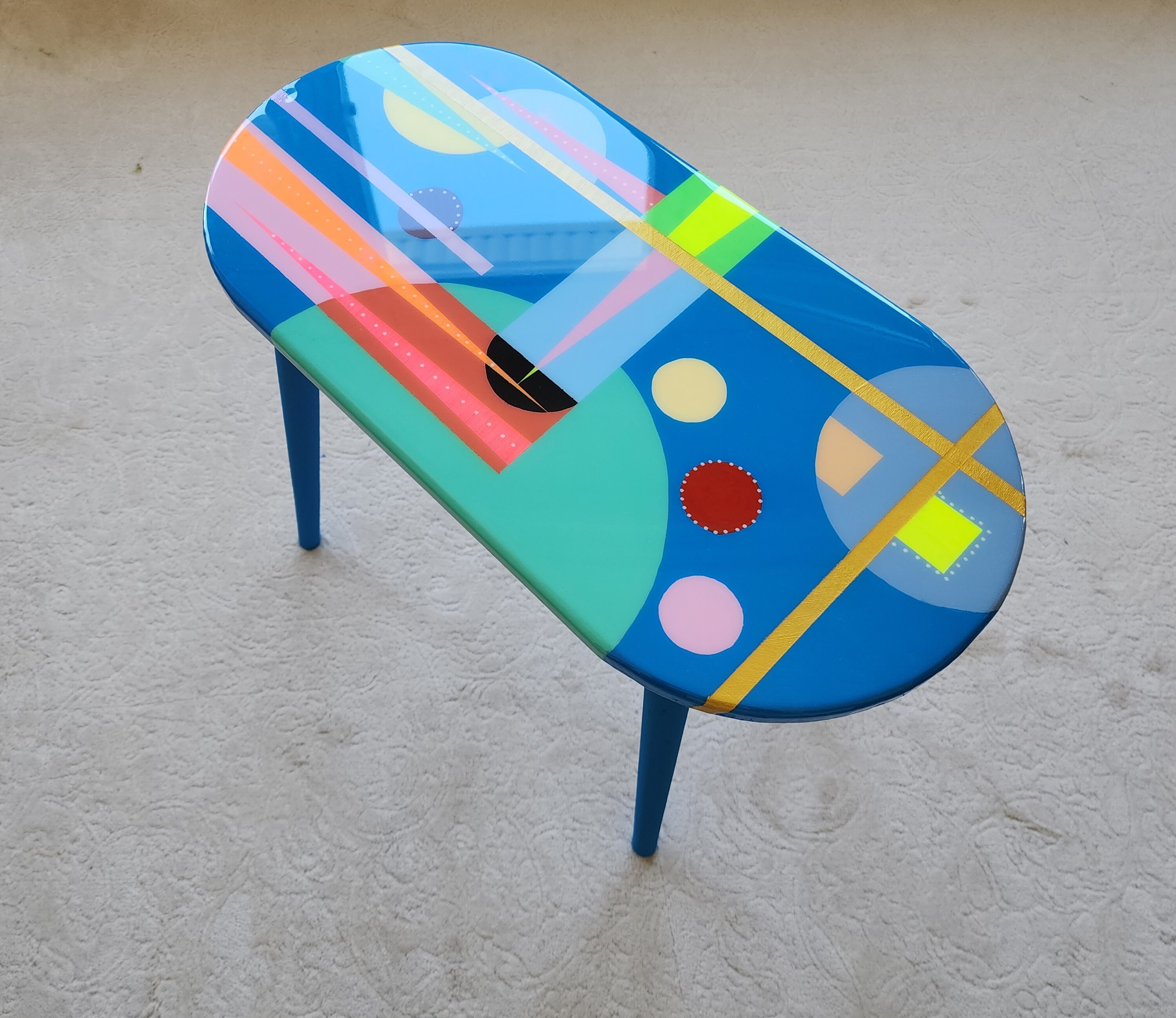 Unusual Blue Funky Colorful Oval Resin Side Coffee Tables, Maximalist Eclectic Abstract Cool Neon Painted Leg Epoxy Cute Boho Fun Art Table