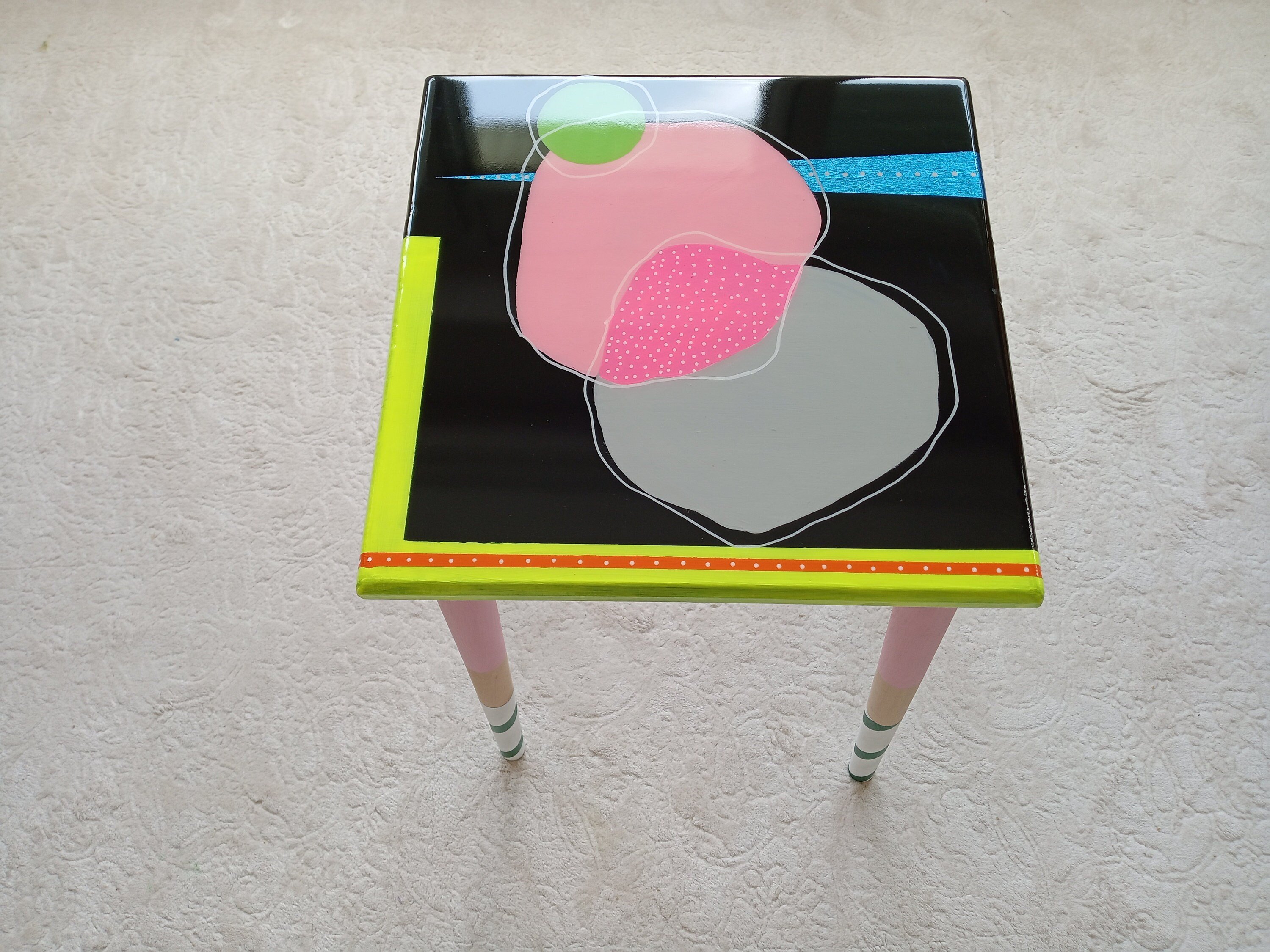 Abstract Colorful Funky Side Resin Coffee Table, Modern Vibrant Unique Artistic Design Black Pink Painted Legs Cool Cute Epoxy Art End Table