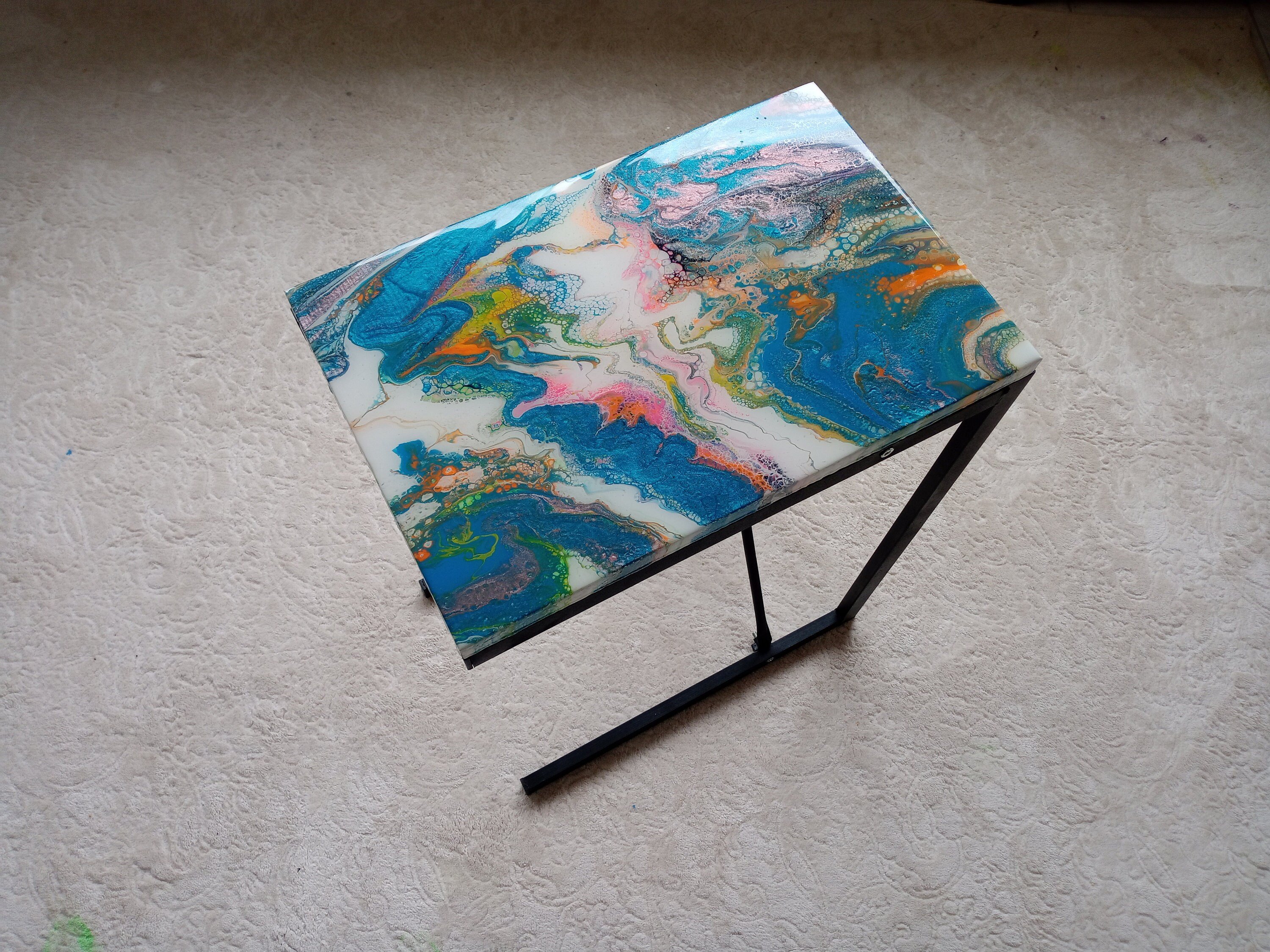 Resin Couch C Shape Table With Metal Legs,Living Room Bedside Bedroom Colorful Abstract Cool Funky Side Sofa Unique Art Design Coffee Table