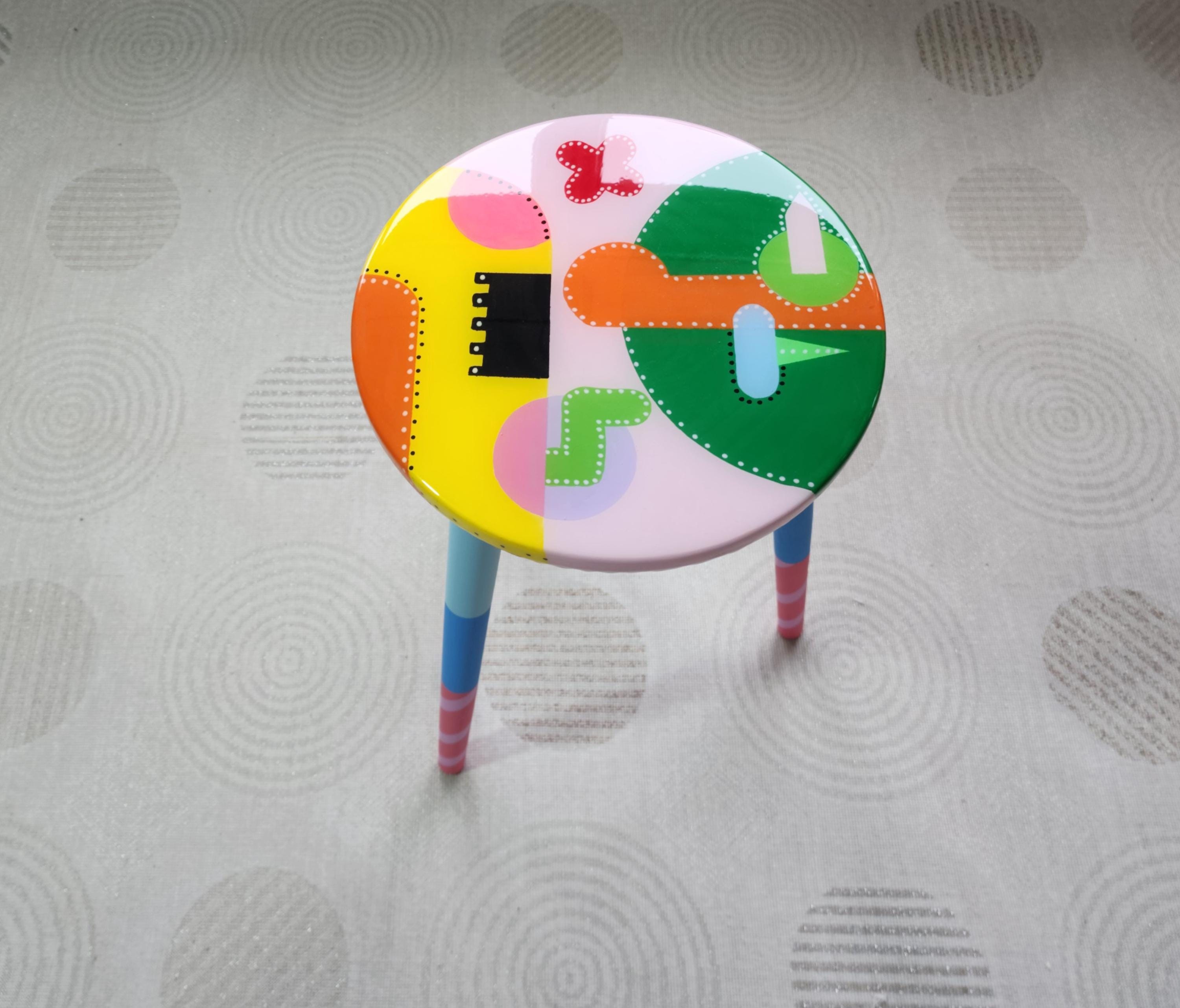 Round Colorful Funky Abstract Pink Resin Side Coffee Table, Green Groovy Vibrant Wooden Rainbow Retro Hippi Cool Luxury Boho Center Table