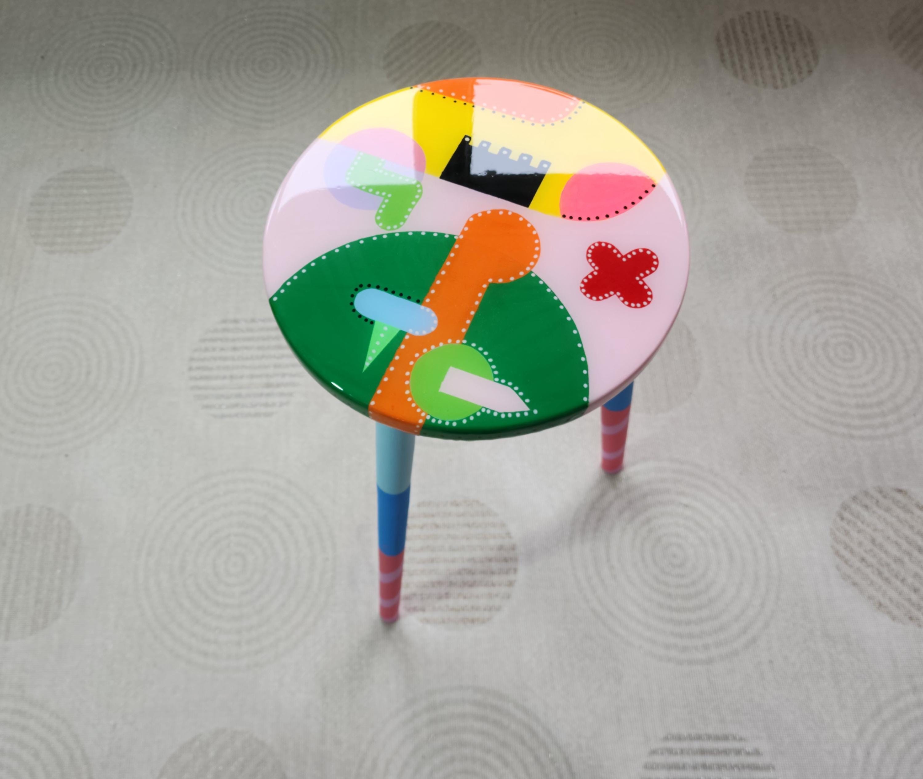 Round Colorful Funky Abstract Pink Resin Side Coffee Table, Green Groovy Vibrant Wooden Rainbow Retro Hippi Cool Luxury Boho Center Table