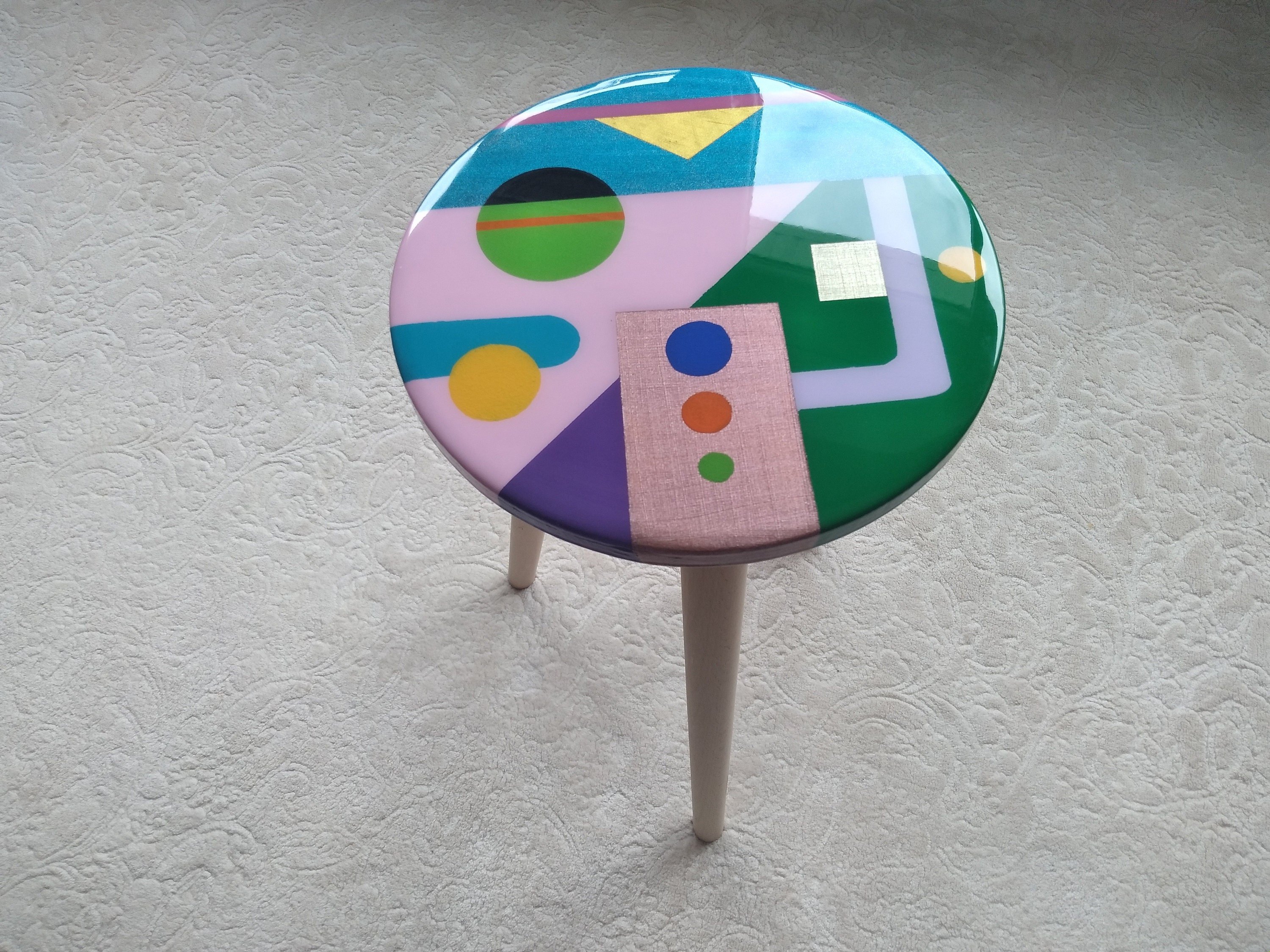Round Colorful Small Abstract Resin Side Coffee Table, Wooden Bronze Modern Boho Unique End Sofa Bedside Bedroom Cool Epoxy Unusual ArtTable