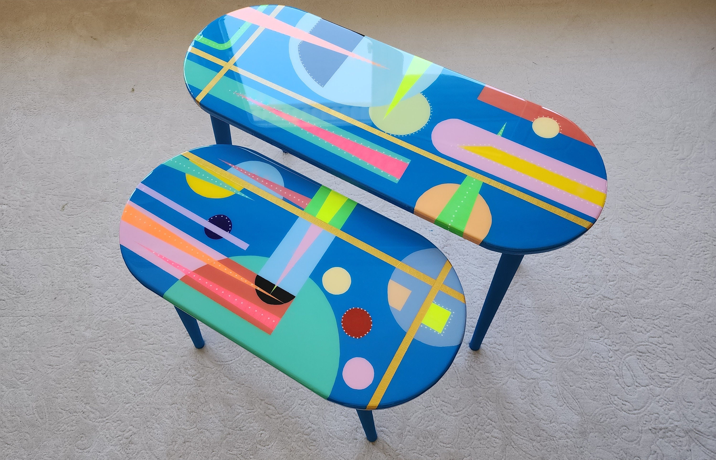 Unusual Blue Funky Colorful Oval Resin Side Coffee Tables, Maximalist Eclectic Abstract Cool Neon Painted Leg Epoxy Cute Boho Fun Art Table