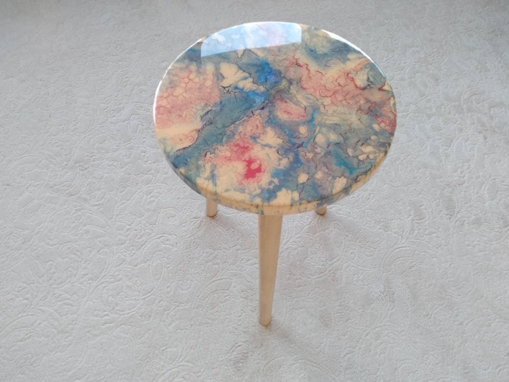 Round Resin Unique Side Coffee Table, Blue Pink Small Modern Epoxy Handmade Amazing Low End Sofa Living Room Bedside Abstract Coffee Tables