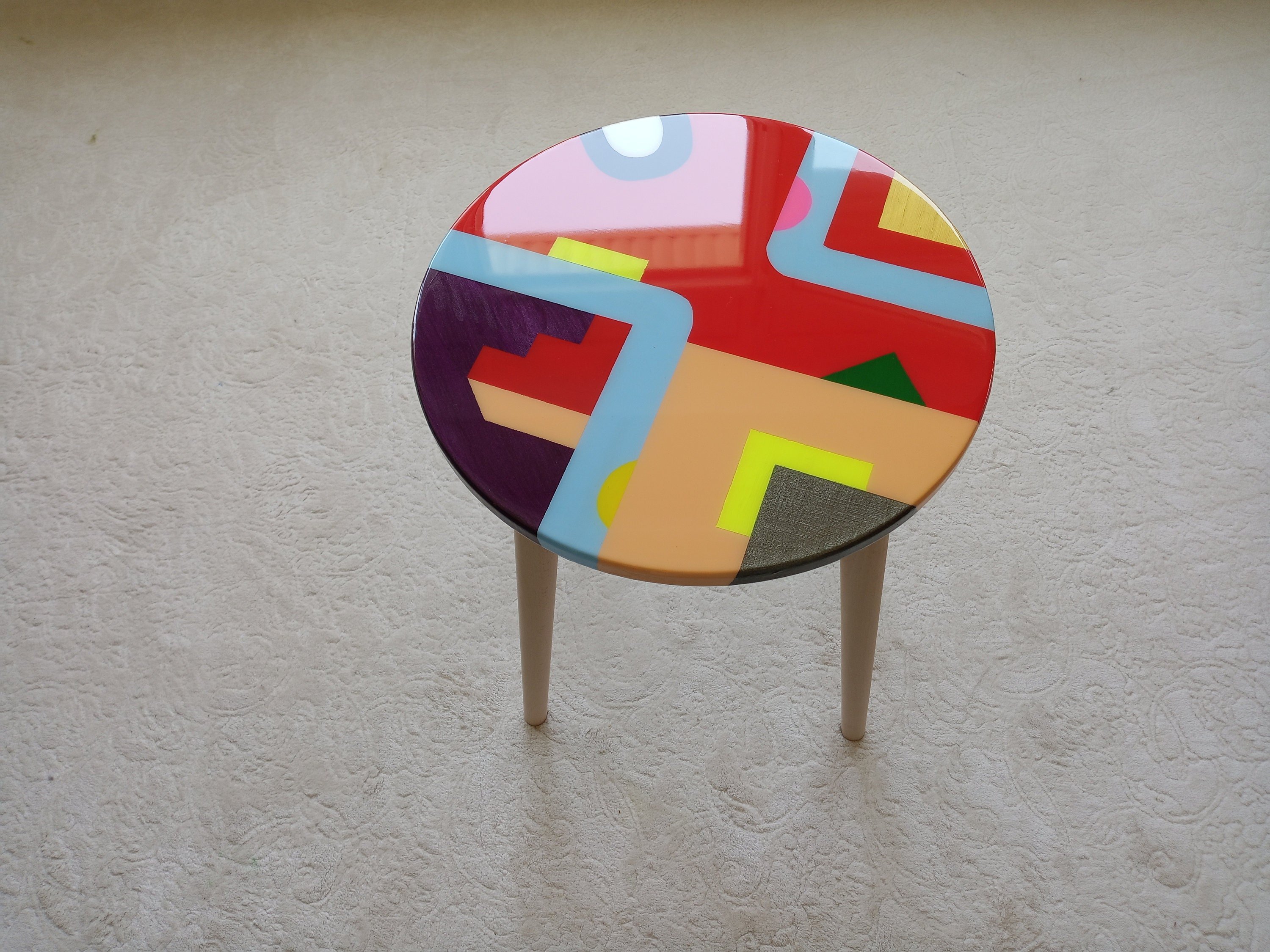 Round Resin Abstract End Side Red Cool Funky Table, Colorful Modern Wooden Unique Bedside Entryway Boho Maximalist Stylish Art Coffee Table