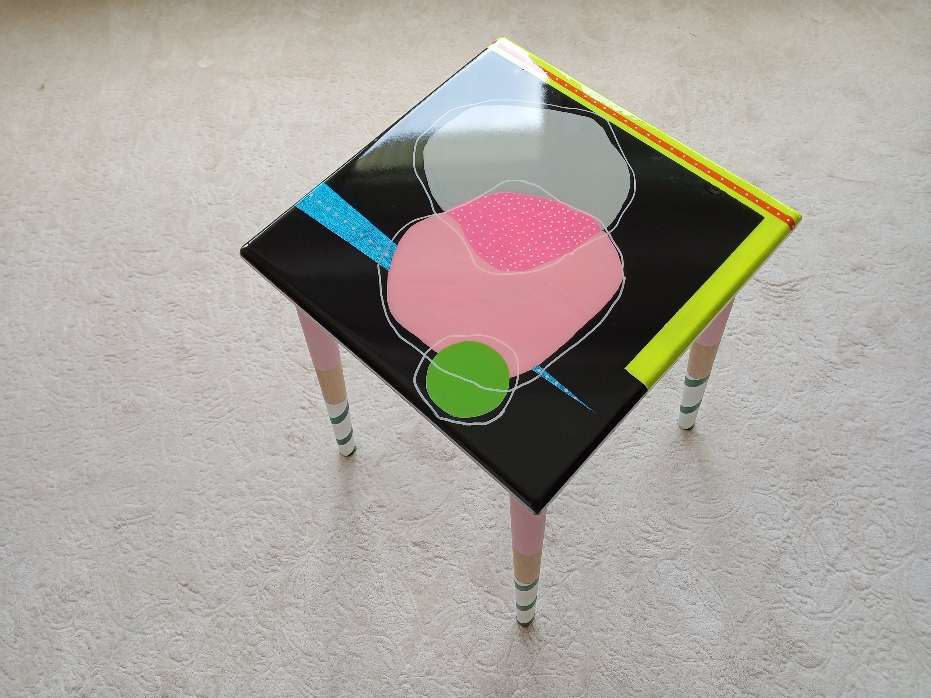 Abstract Colorful Funky Side Resin Coffee Table, Modern Vibrant Unique Artistic Design Black Pink Painted Legs Cool Cute Epoxy Art End Table