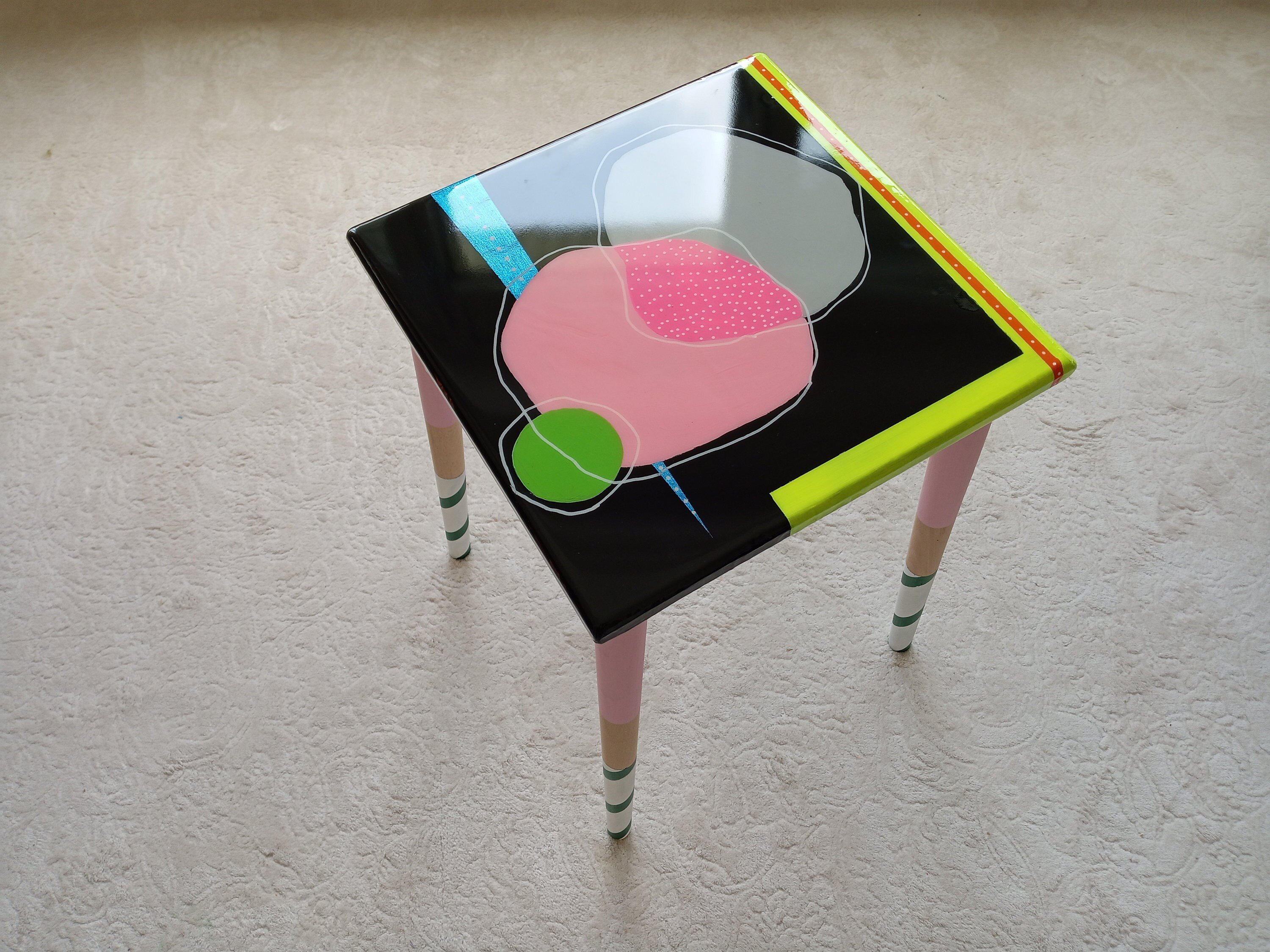 Abstract Colorful Funky Side Resin Coffee Table, Modern Vibrant Unique Artistic Design Black Pink Painted Legs Cool Cute Epoxy Art End Table