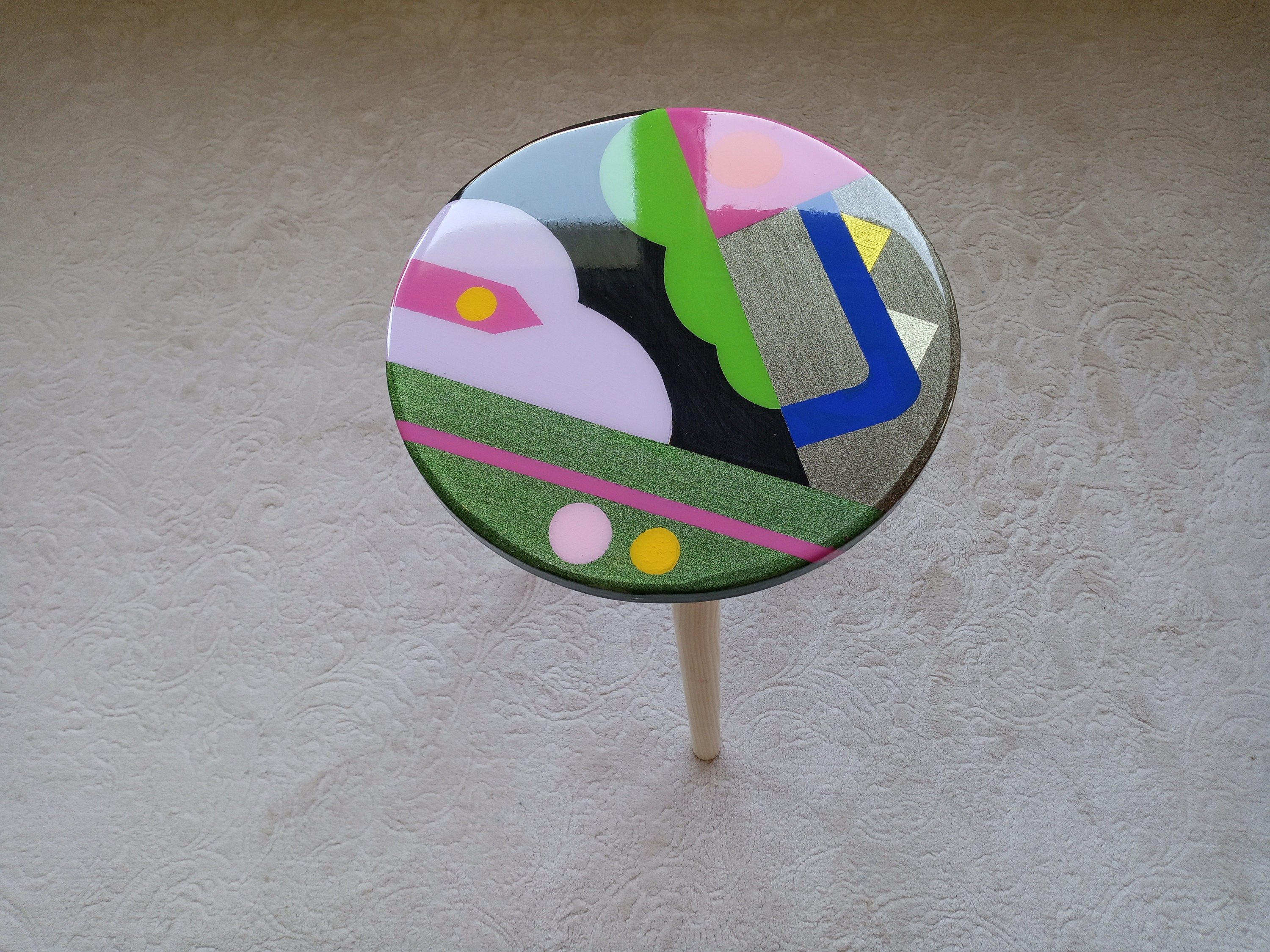 Round Small Unique Resin Side Coffee Table, Colorful Modern Wooden Black End Sofa Bedside Bedroom Living Room Abstract Art Cool Epoxy Table
