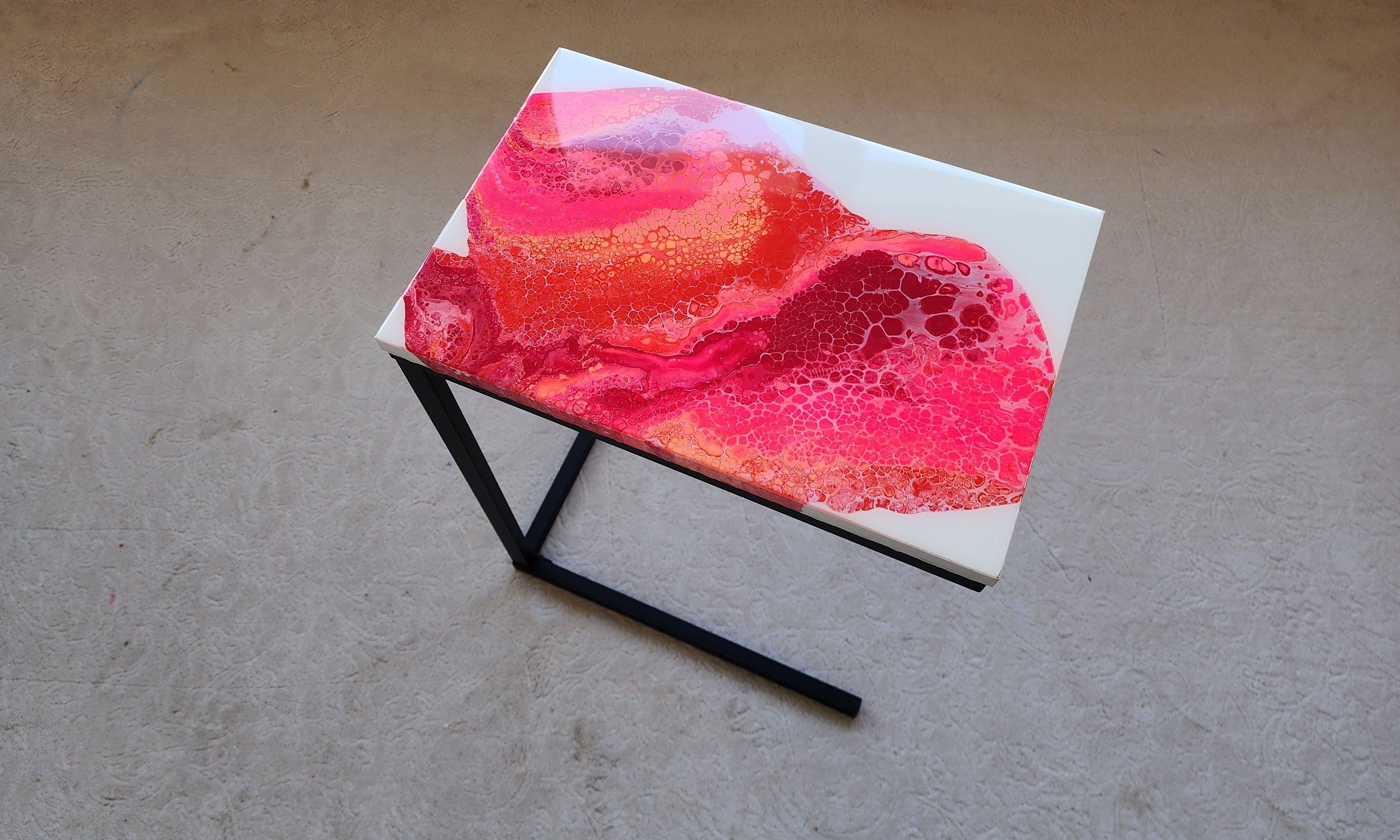 Colorful Side End Resin Couch C Shape Art Table With Metal Legs,Funky Pink White Cool Abstract Wooden Coffee Table,Mother&#39;s Day Gift For Her