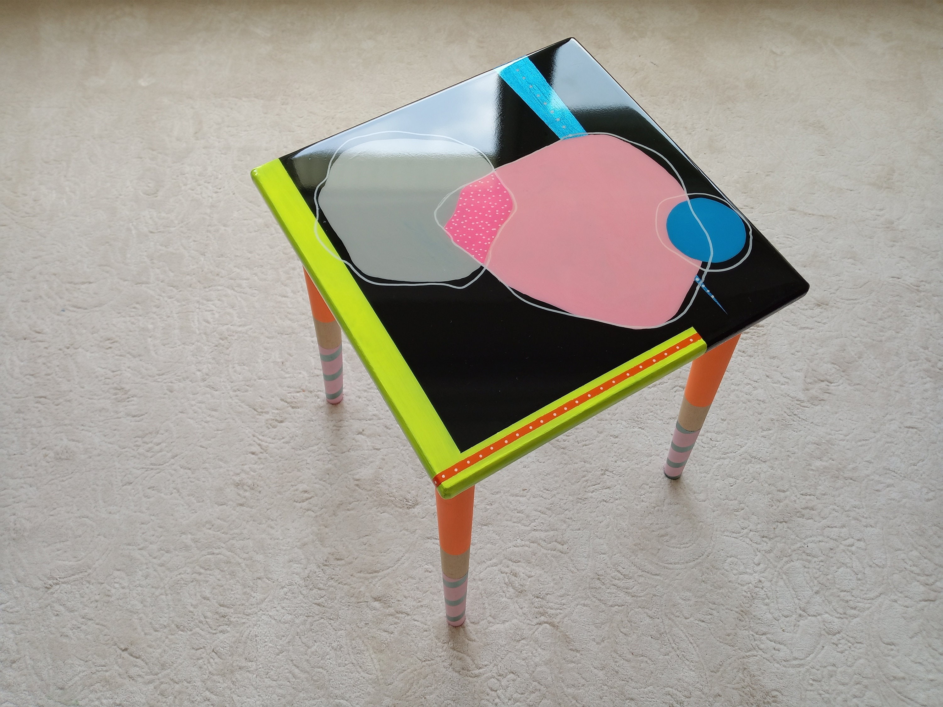 Abstract Colorful Vibrant Side Resin Coffee Table, Modern Unique Artistic Design Black Pink Stylish Painted Legs Cool Cute Epoxy End Table