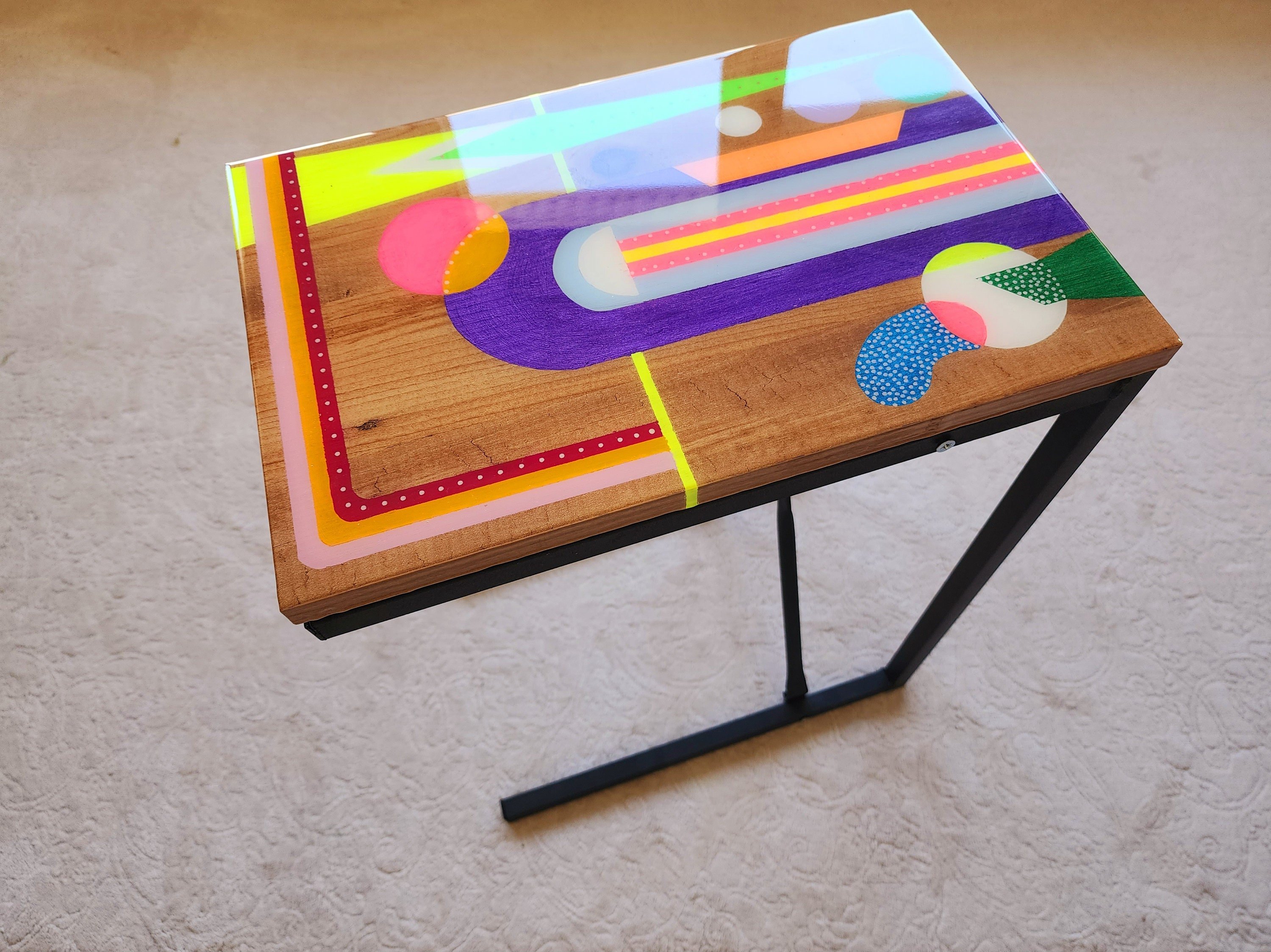 Retro C Shape Colorful Side End Resin Coffee Table With Metal Legs, Funky Cool Mid Century Modern Epoxy Pop Art Neon Painted Couch Table