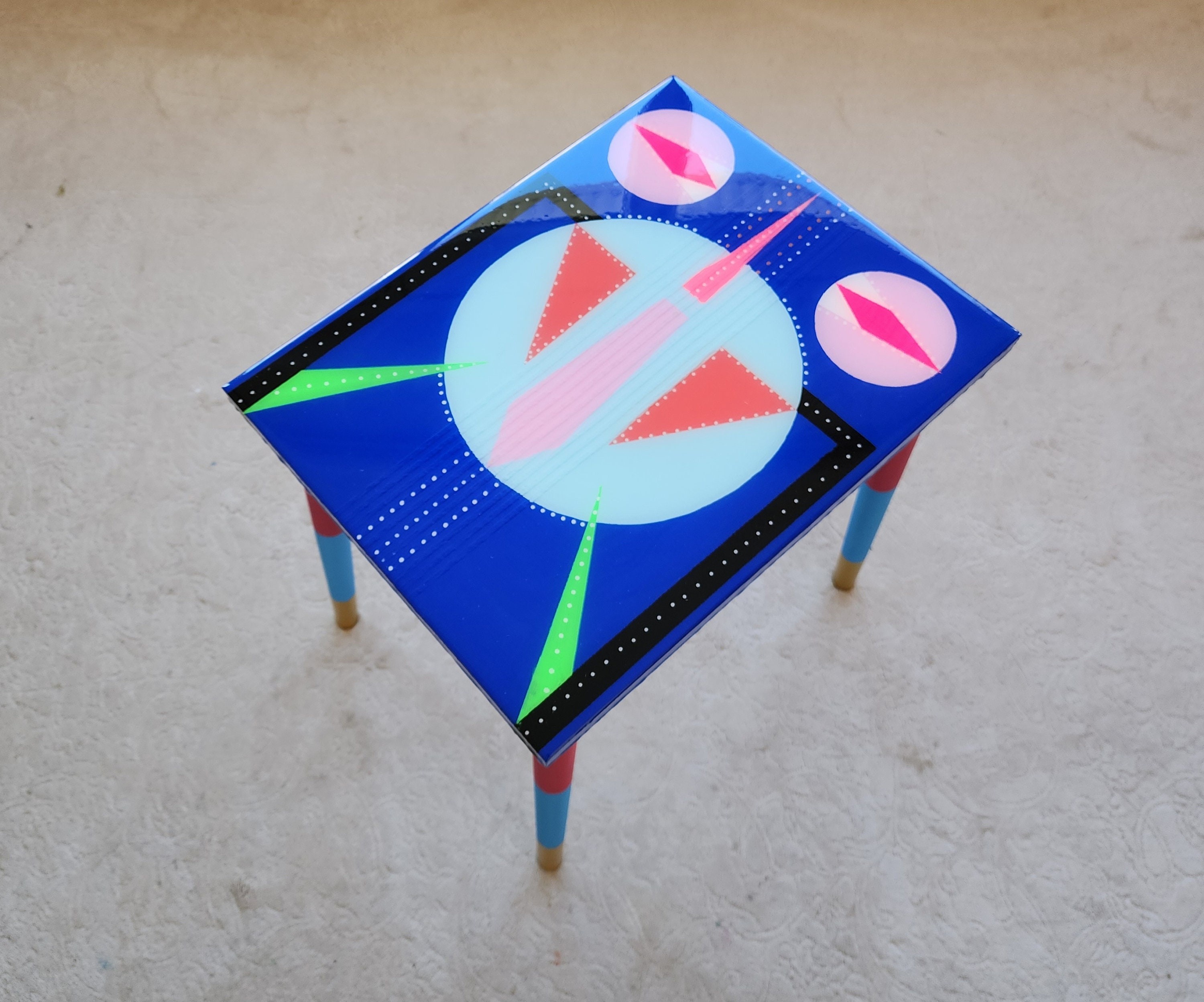 Unusual Blue Wooden Retro Epoxy Resin Side Coffee Table,Colorful Funky Eclectic Rainbow Abstract Pop Art Hand Painted Pink End Sofa Table