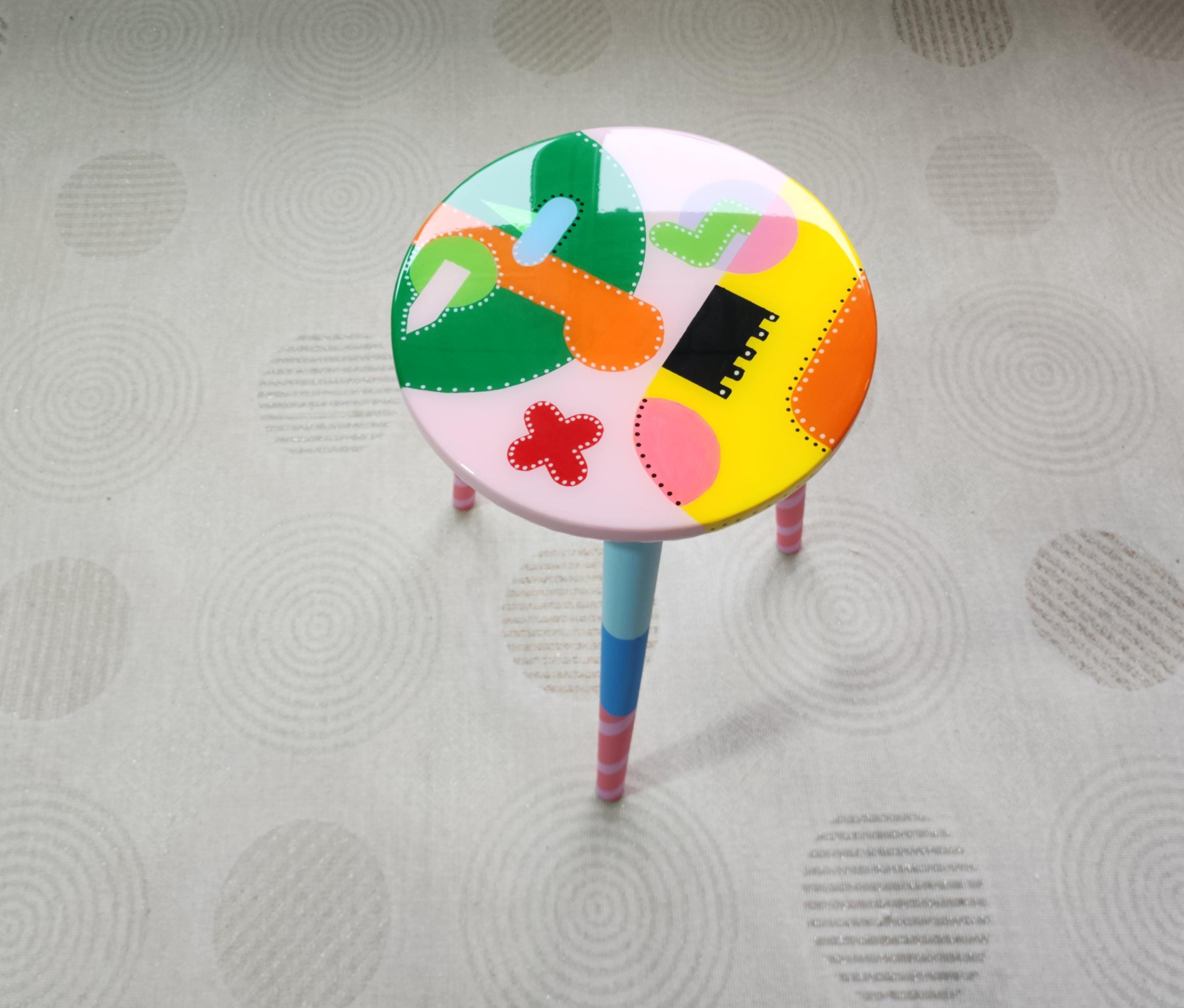 Round Colorful Funky Abstract Pink Resin Side Coffee Table, Green Groovy Vibrant Wooden Rainbow Retro Hippi Cool Luxury Boho Center Table