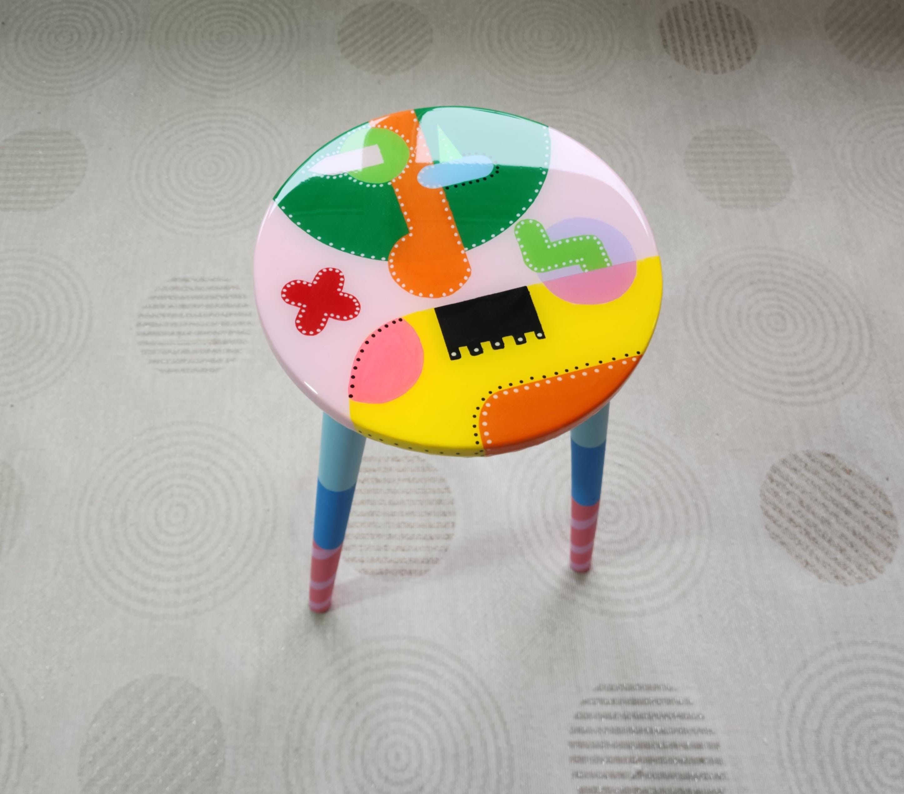 Round Colorful Funky Abstract Pink Resin Side Coffee Table, Green Groovy Vibrant Wooden Rainbow Retro Hippi Cool Luxury Boho Center Table