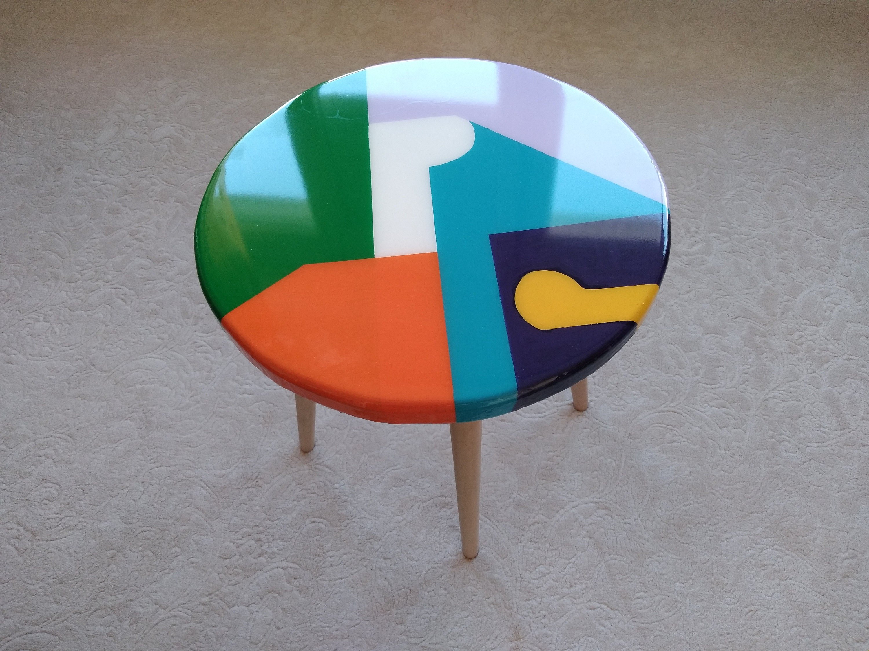 Round Resin Wooden Boho Side Coffee Tables,Colorful  Modern Epoxy White Wooden Unique Abstract End Sofa Bedside Bedroom Art Entryway Table