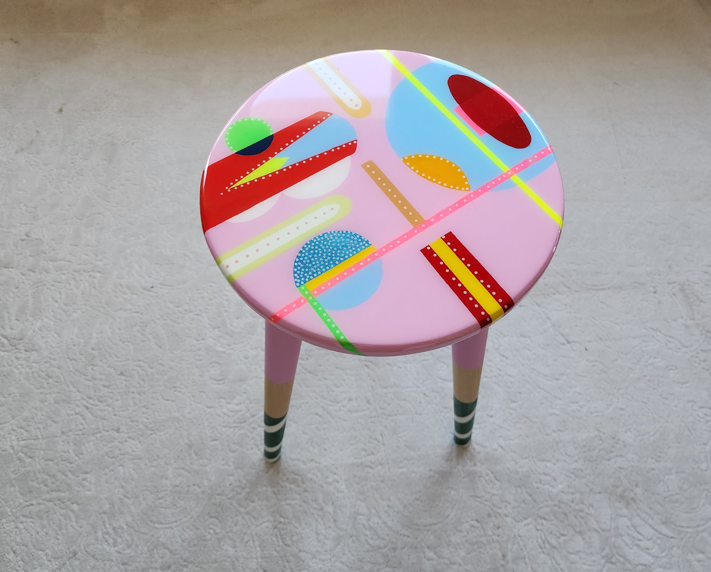 Round Pink Blue Abstract Funky Resin Coffee Table, Hand Painted Geometric Multicolor Eclectic Cool Retro Boho Unusual Epoxy Art Side Table
