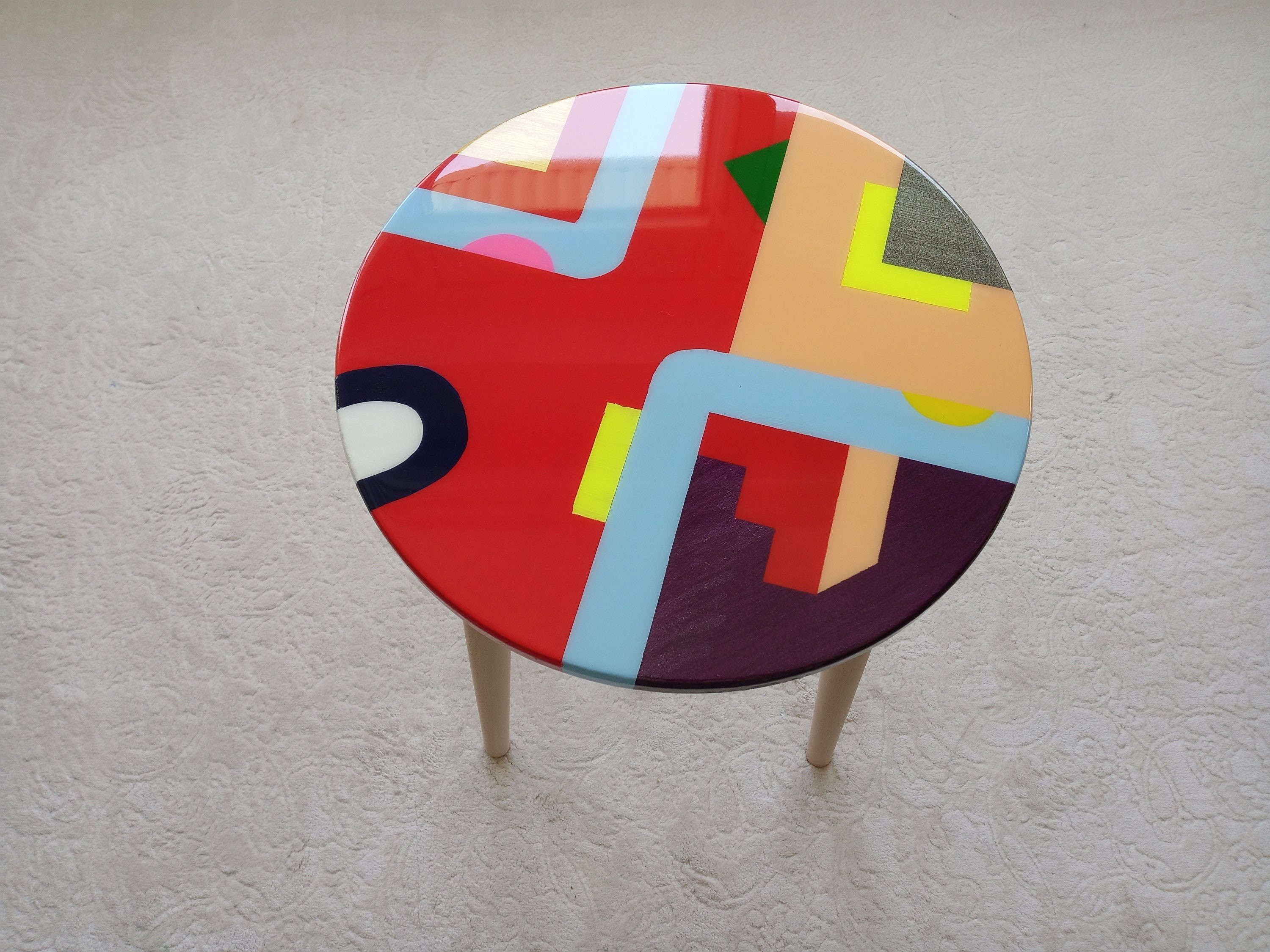Round Resin Abstract End Side Red Cool Funky Table, Colorful Modern Wooden Unique Bedside Entryway Boho Maximalist Stylish Art Coffee Table