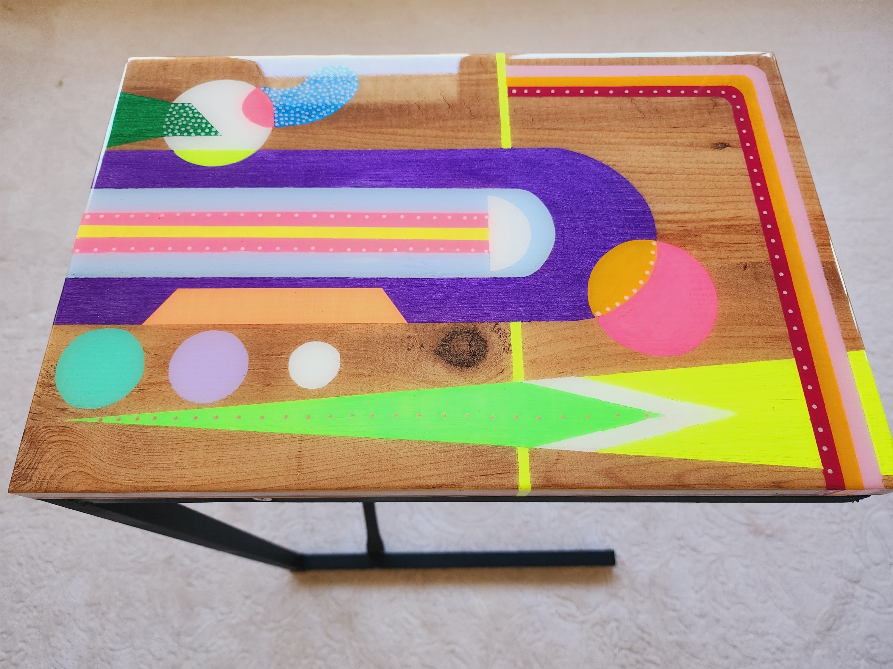 Retro C Shape Colorful Side End Resin Coffee Table With Metal Legs, Funky Cool Mid Century Modern Epoxy Pop Art Neon Painted Couch Table