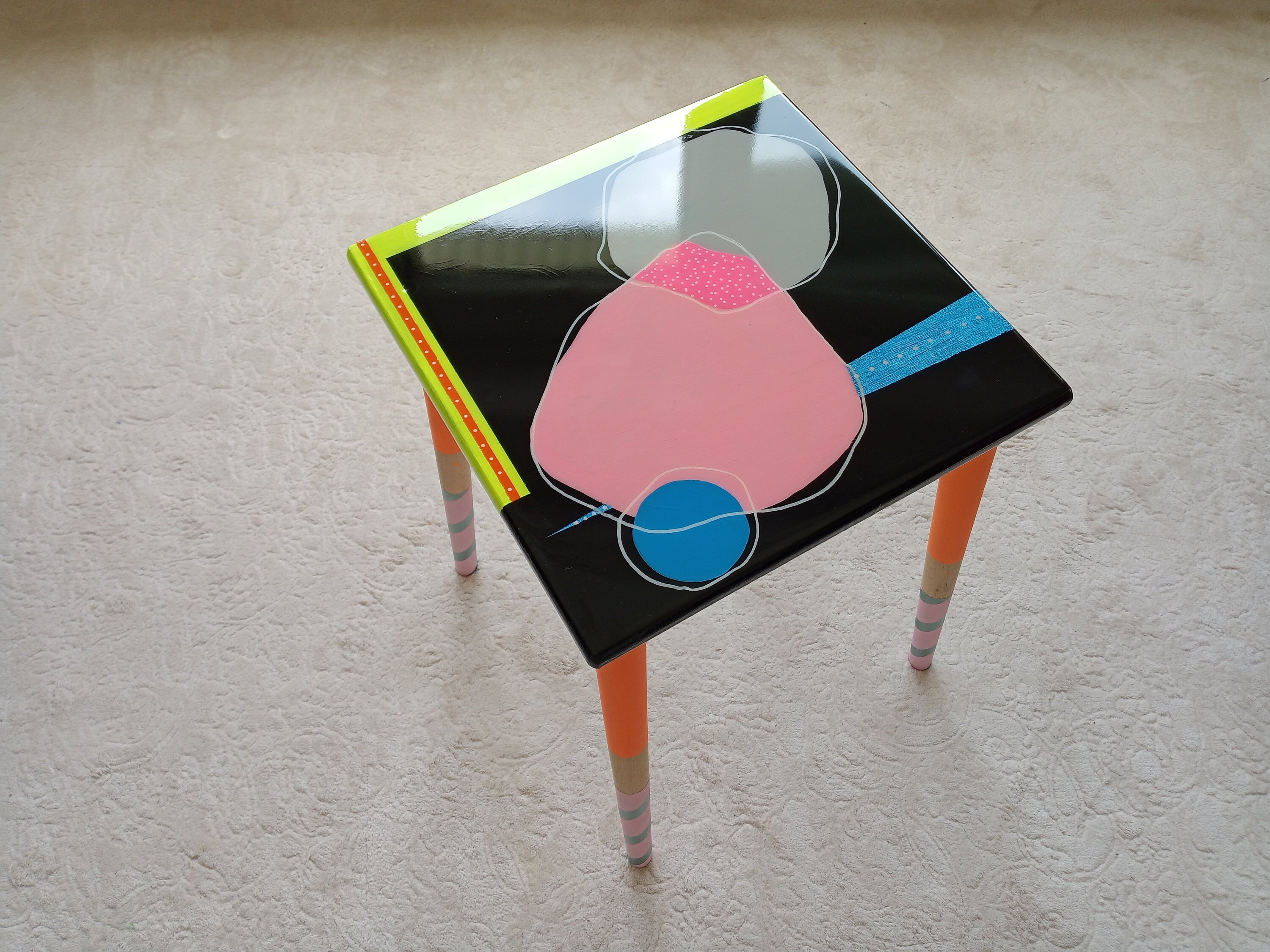 Abstract Colorful Vibrant Side Resin Coffee Table, Modern Unique Artistic Design Black Pink Stylish Painted Legs Cool Cute Epoxy End Table