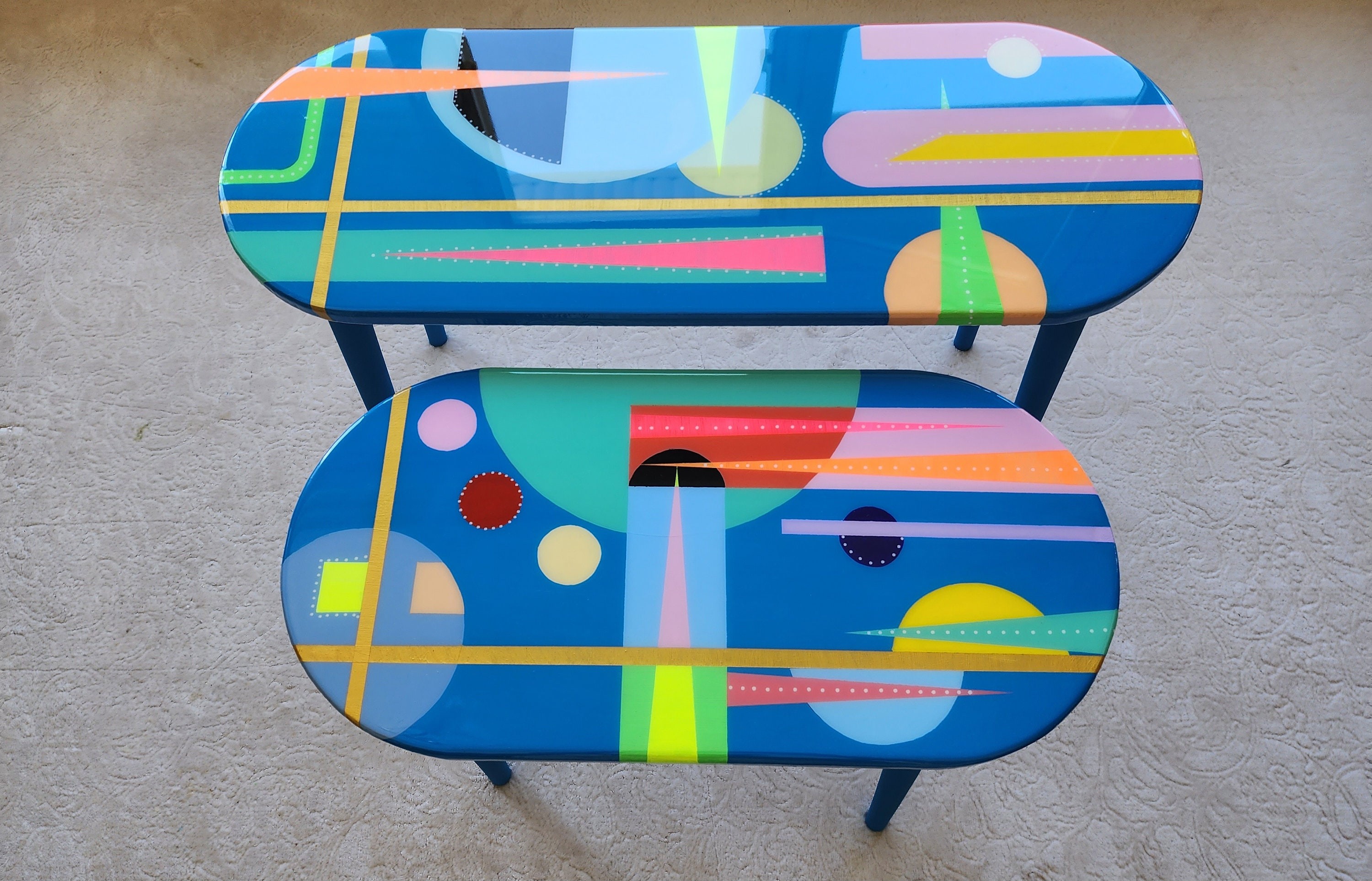 Unusual Blue Funky Colorful Oval Resin Side Coffee Tables, Maximalist Eclectic Abstract Cool Neon Painted Leg Epoxy Cute Boho Fun Art Table