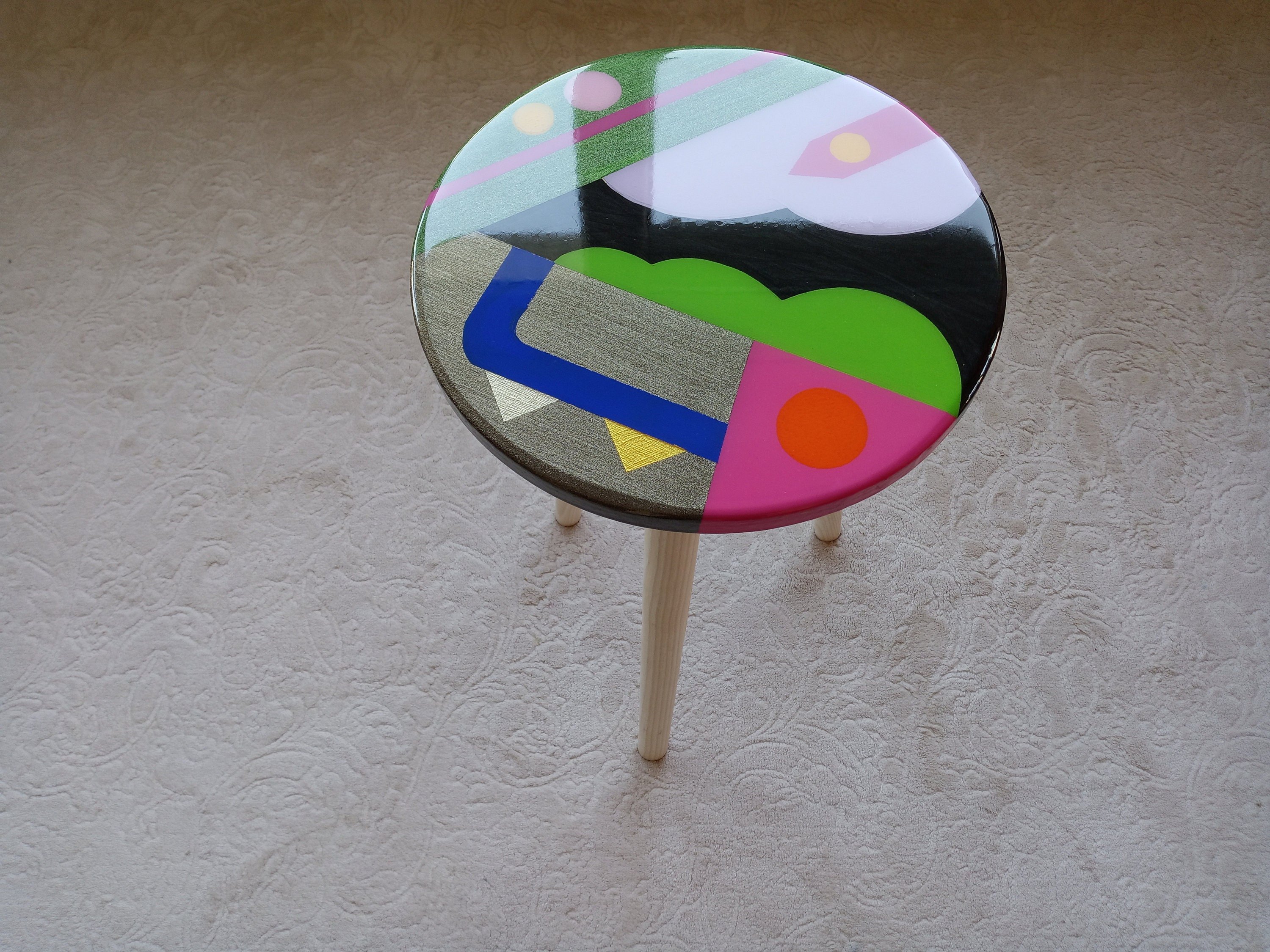 Round Small Unique Resin Side Coffee Table, Colorful Modern Wooden Black End Sofa Bedside Bedroom Living Room Abstract Art Cool Epoxy Table