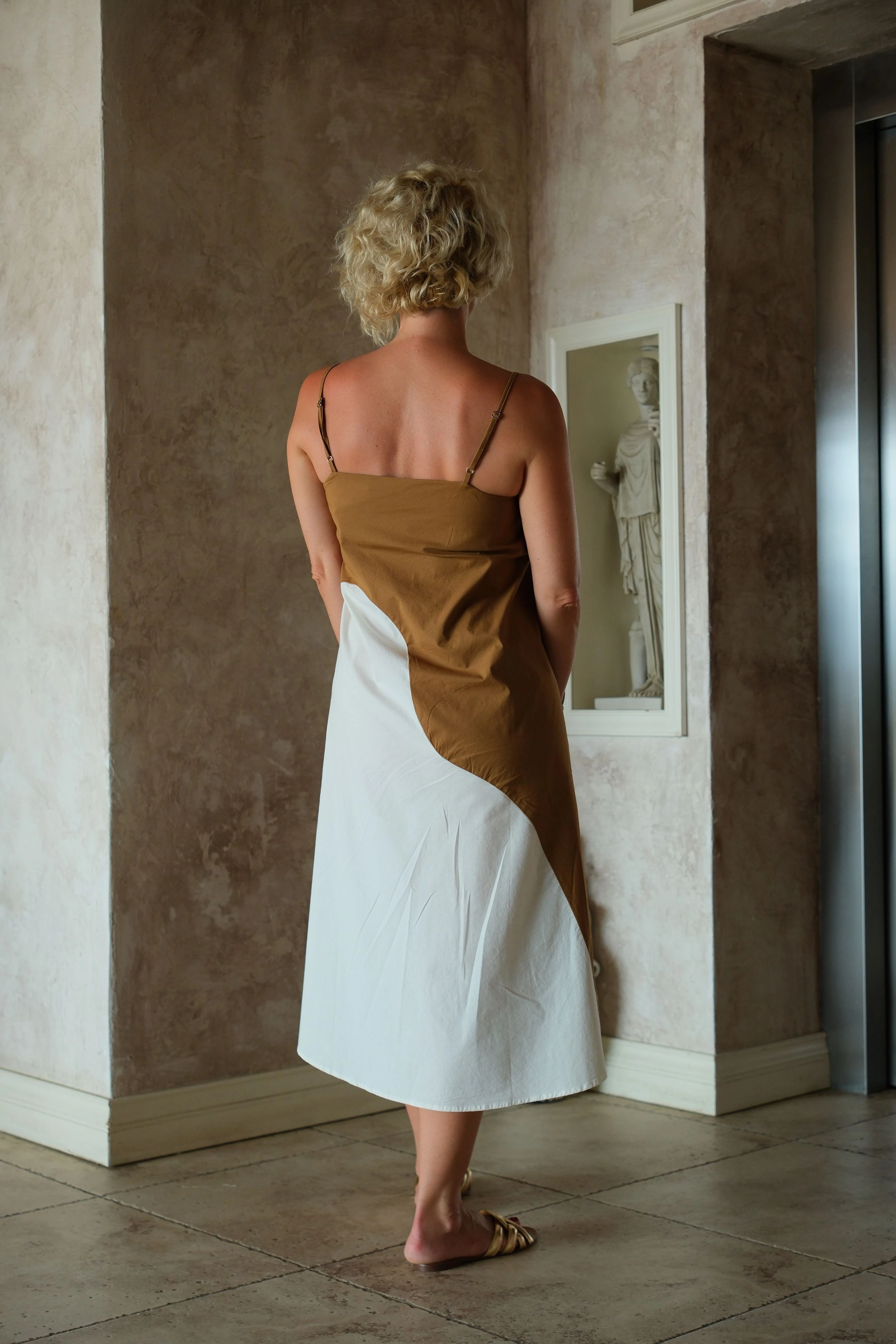 Kahve Krem iki Renk Askılı Elbise