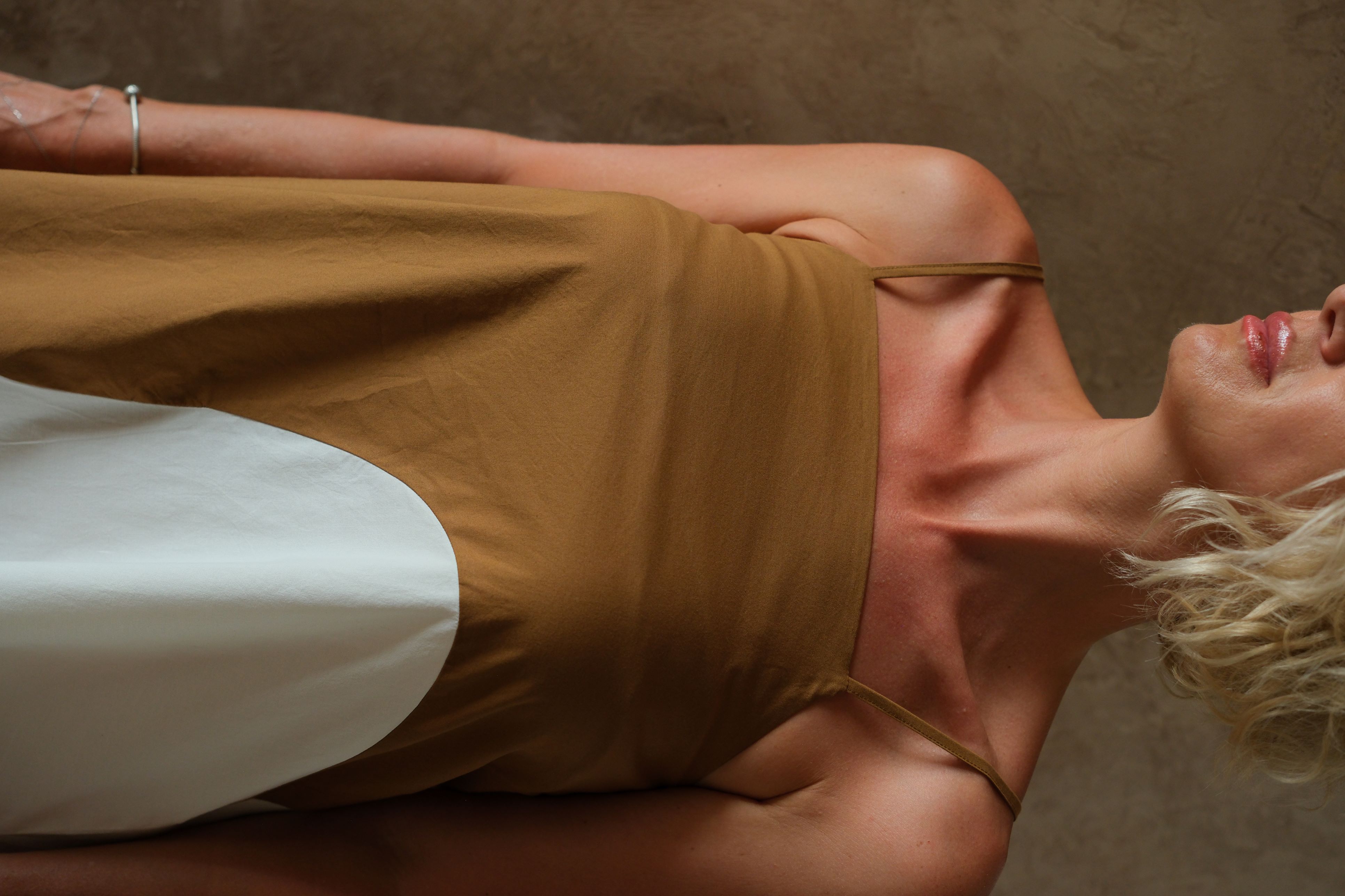 Kahve Krem iki Renk Askılı Elbise