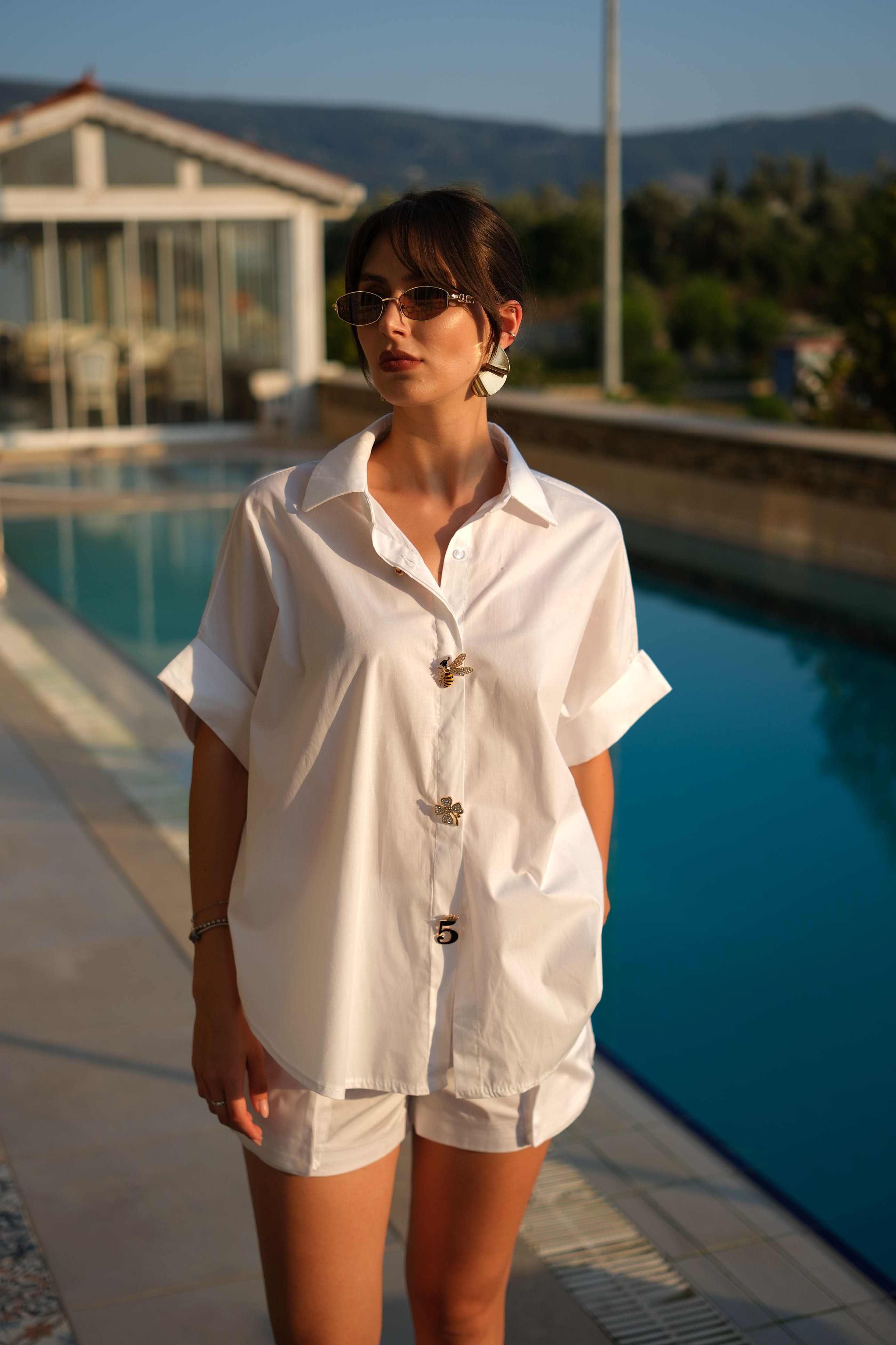 Broş Detaylı Oversize Gömlek