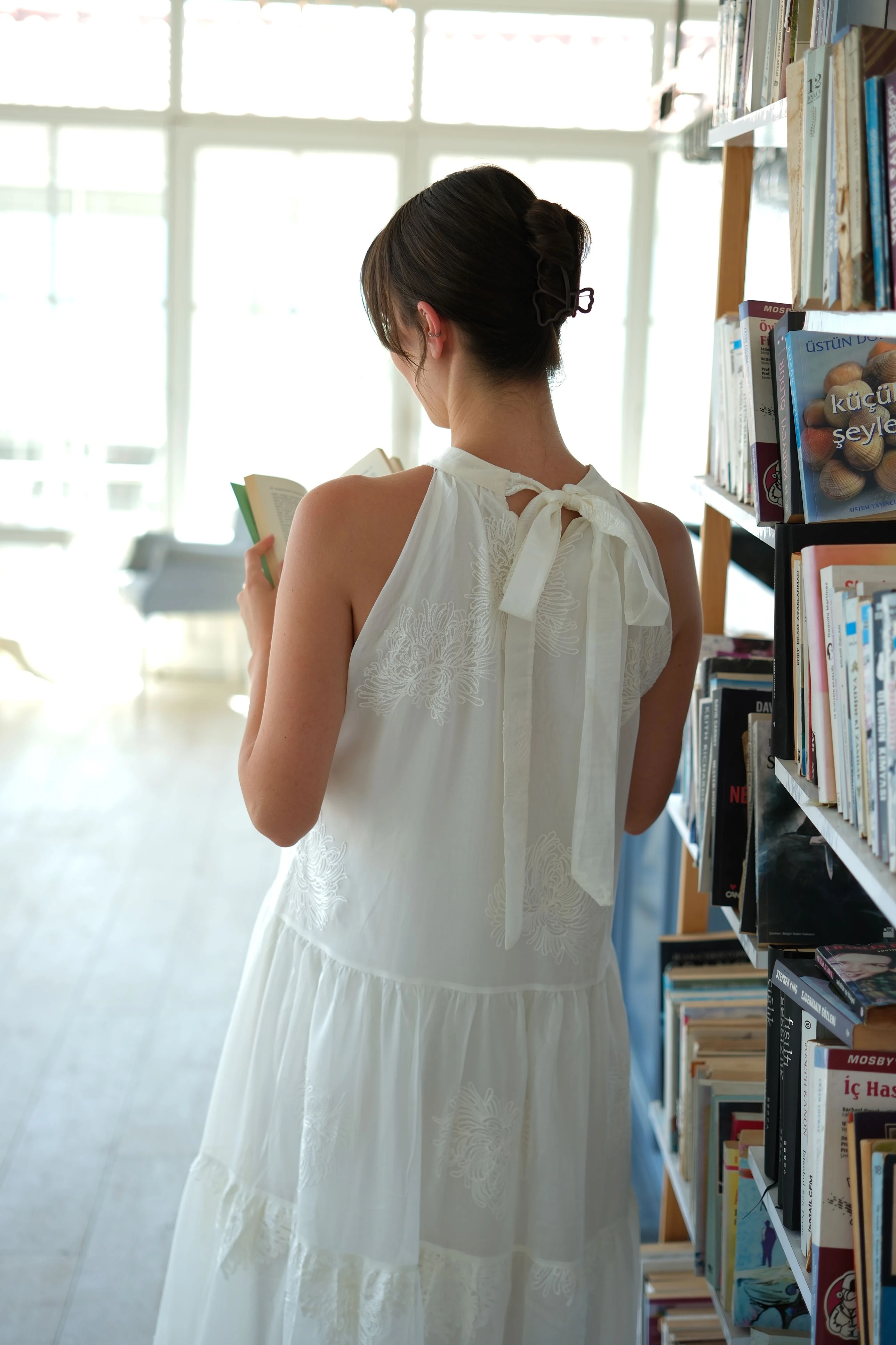 İpek Boyundan Bağlamalı Kendinden Desenli Uzun Elbise