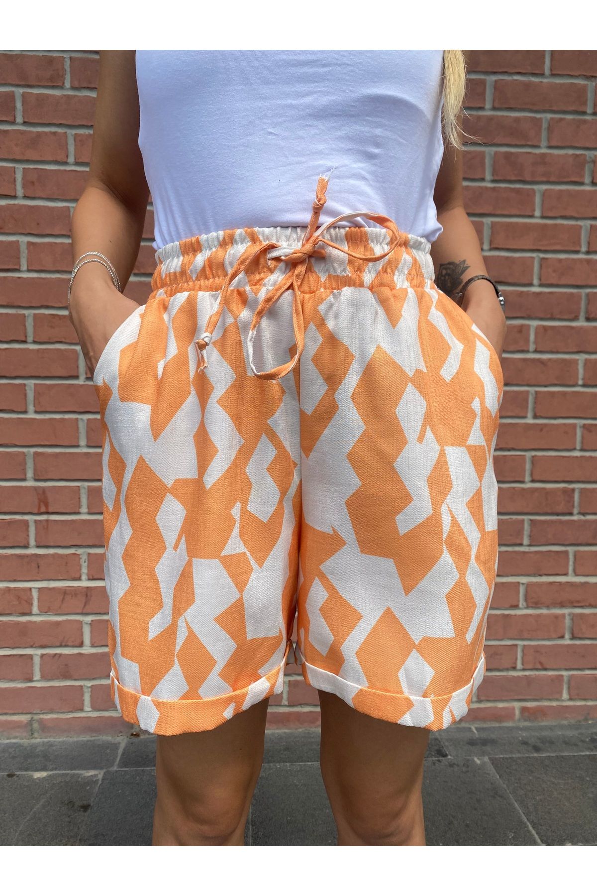 Etnik Desen Turuncu Beyaz Şort