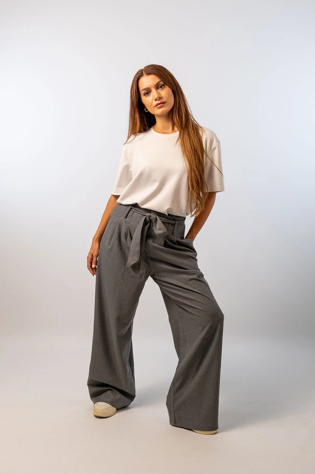 Gri Kemerli Pileli Geniş Pantolon