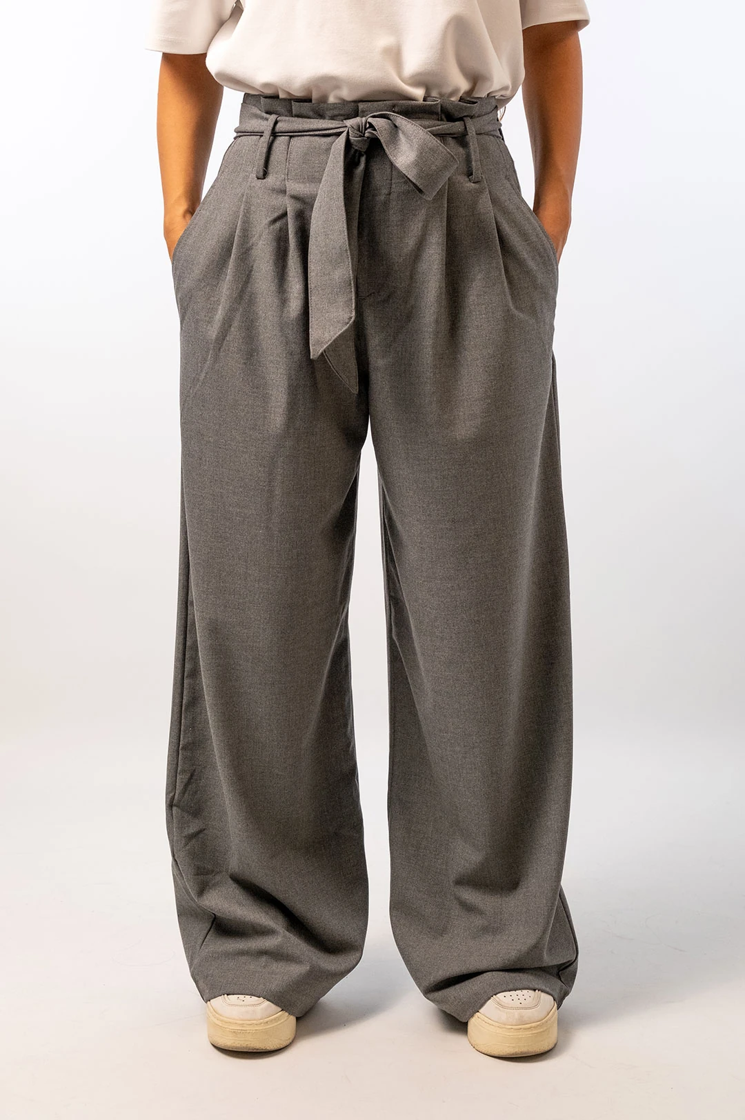 Gri Kemerli Pileli Geniş Pantolon