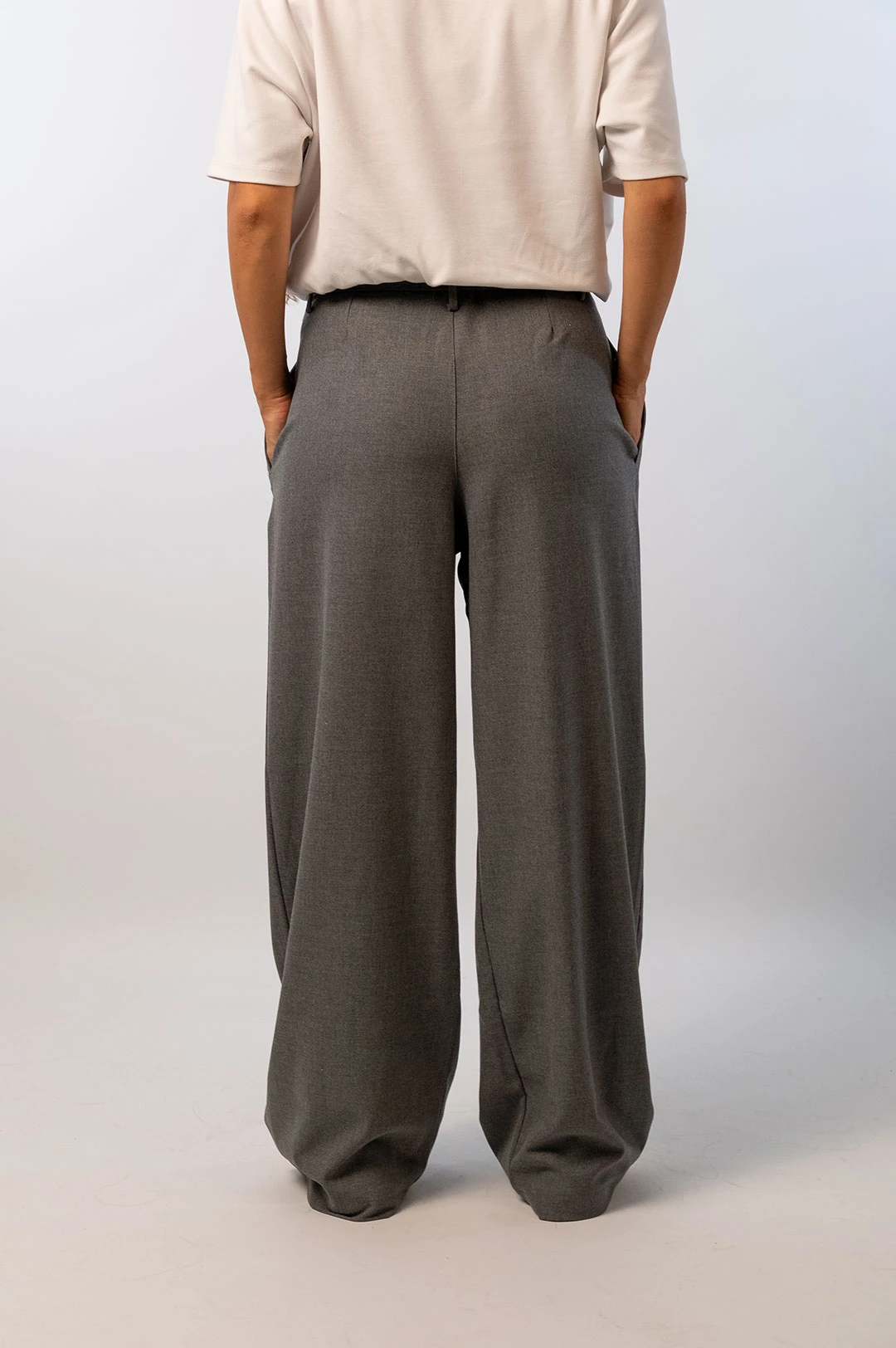 Gri Kemerli Pileli Geniş Pantolon