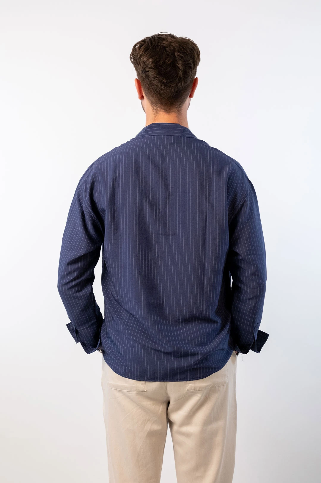 İnce Beyaz Çizgili Gömlek