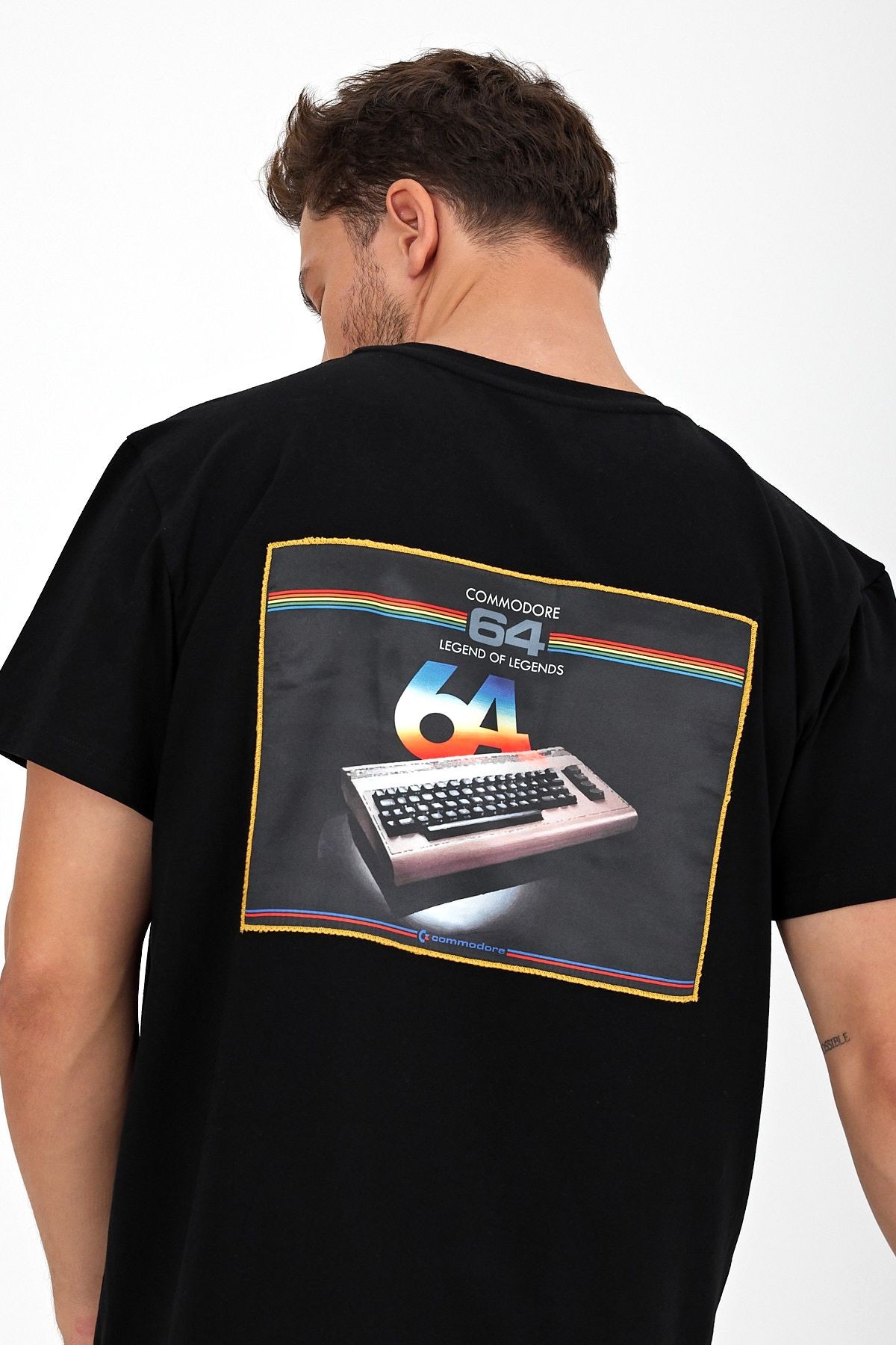 Erkek Yapay Zeka Tasarım Sırt Aplike Özel Baskılı %100 Pamuklu Penye Regular Fit T-shirt (Komodor64)