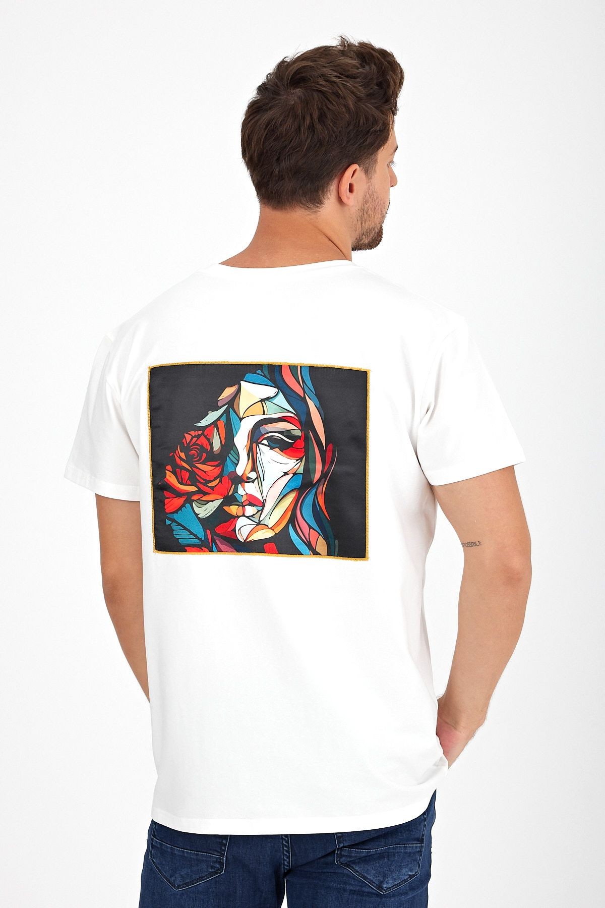 Erkek Yapay Zeka Tasarım Sırt Aplike Özel Baskılı %100 Pamuklu Penye Regular Fit T-shirt (pikasso2)