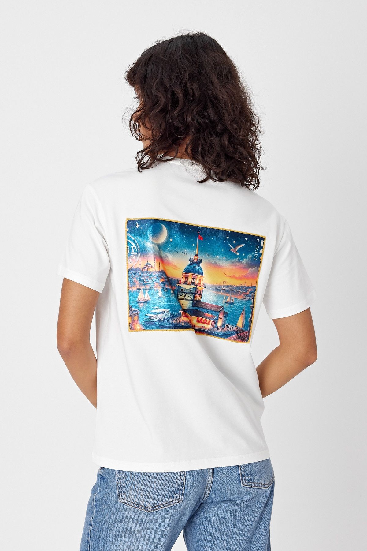 Yapay Zeka Tasarım Sırt Aplike Özel Baskılı %100 Pamuklu Penye Regular Fit T-shirt (Kız Kulesi)