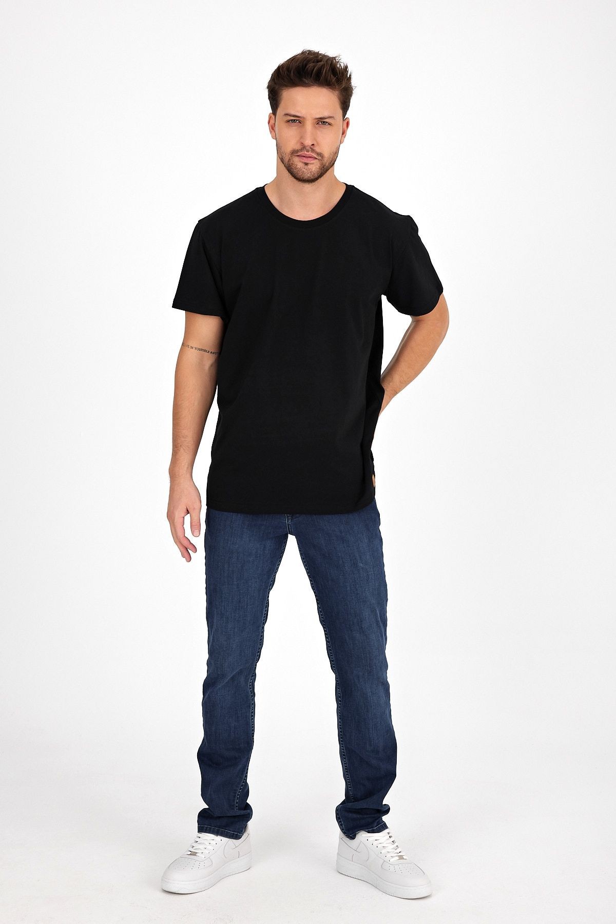 Erkek Yapay Zeka Tasarım Sırt Aplike Özel Baskılı %100 Pamuklu Penye Regular Fit T-shirt (Komodor64)