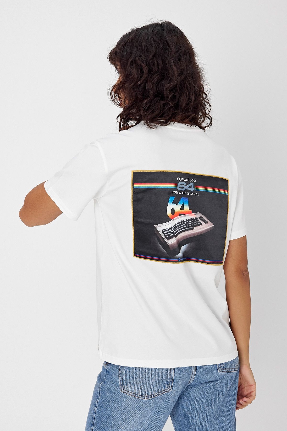 Yapay Zeka Tasarım Sırt Aplike Özel Baskılı %100 Pamuklu Penye Regular Fit T-shirt  (Komodor 64 )