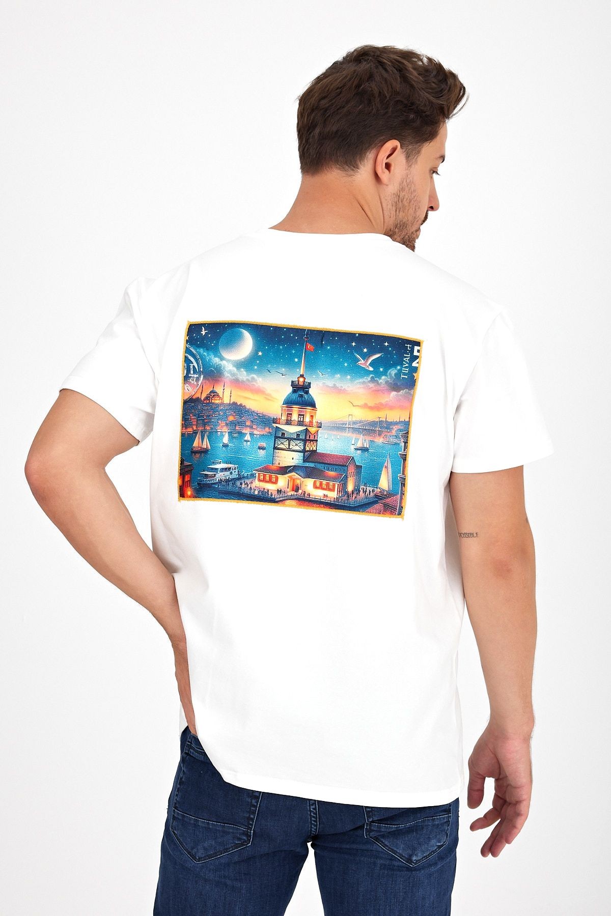 Erkek Yapay Zeka Tasarım Sırt Aplike Özel Baskılı %100 Pamuklu Penye Regular Fit T-shirt (kızkulesi)