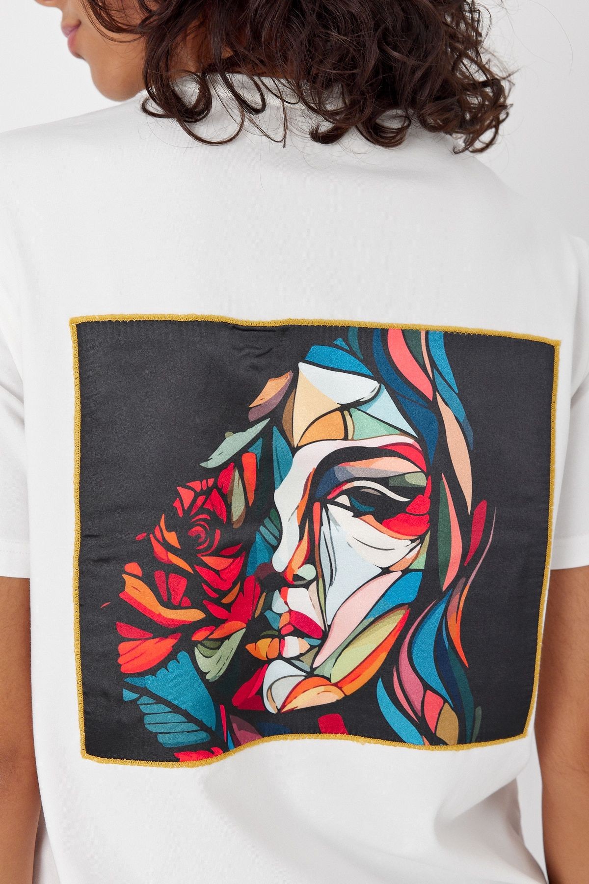 Yapay Zeka Tasarım Sırt Aplike Özel Baskılı %100 Pamuklu Penye Regular Fit T-shirt (pikasso2)