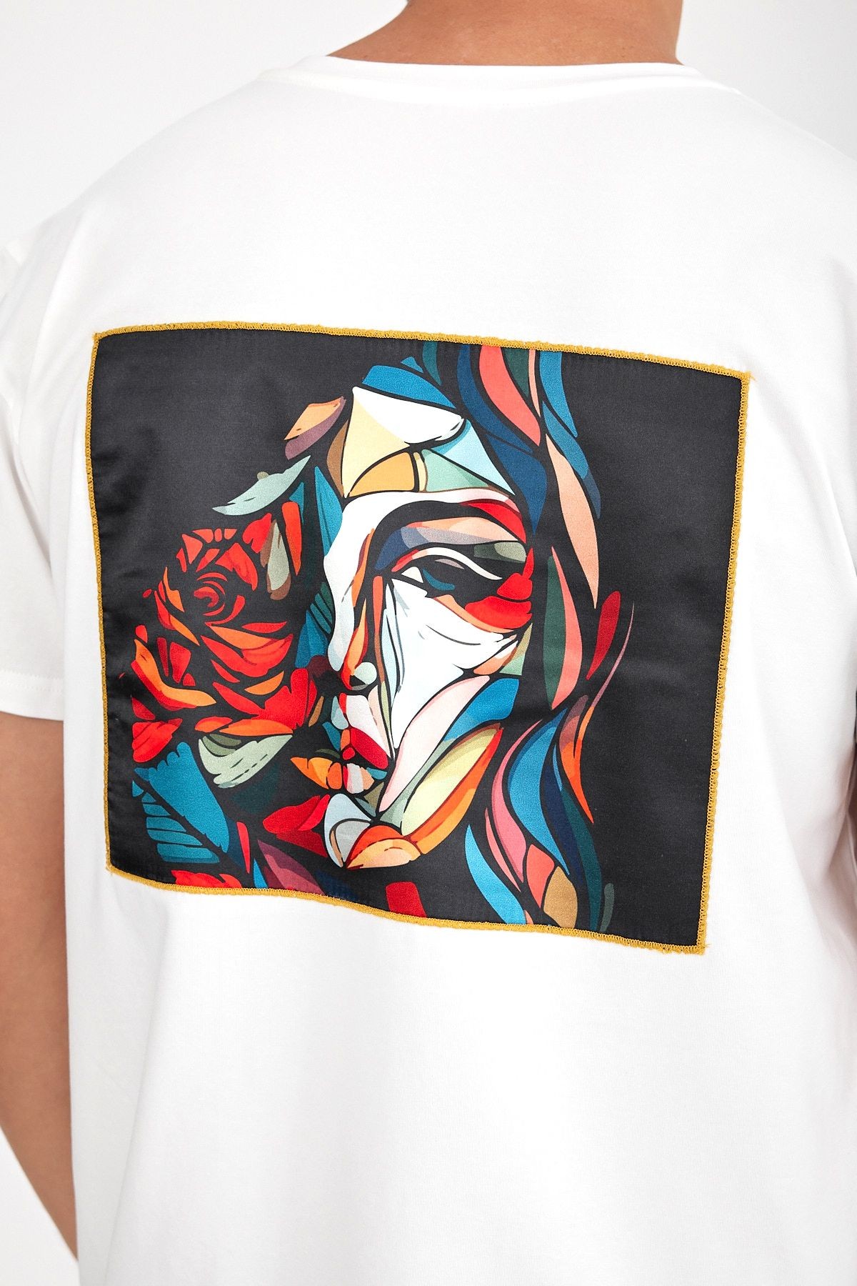 Erkek Yapay Zeka Tasarım Sırt Aplike Özel Baskılı %100 Pamuklu Penye Regular Fit T-shirt (pikasso2)
