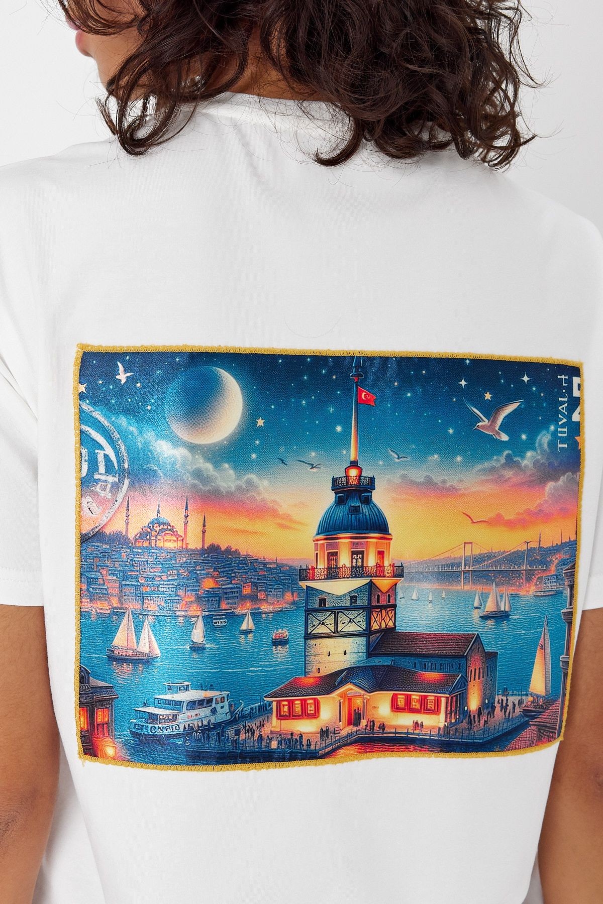 Yapay Zeka Tasarım Sırt Aplike Özel Baskılı %100 Pamuklu Penye Regular Fit T-shirt (Kız Kulesi)