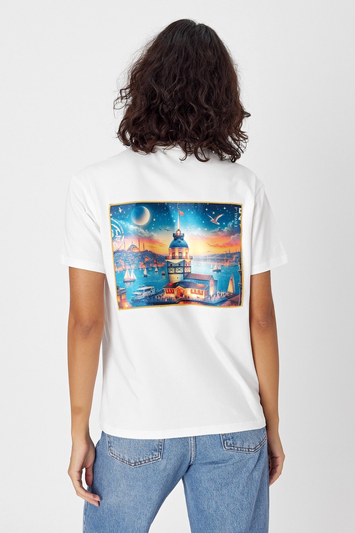 Yapay Zeka Tasarım Sırt Aplike Özel Baskılı %100 Pamuklu Penye Regular Fit T-shirt (Kız Kulesi)