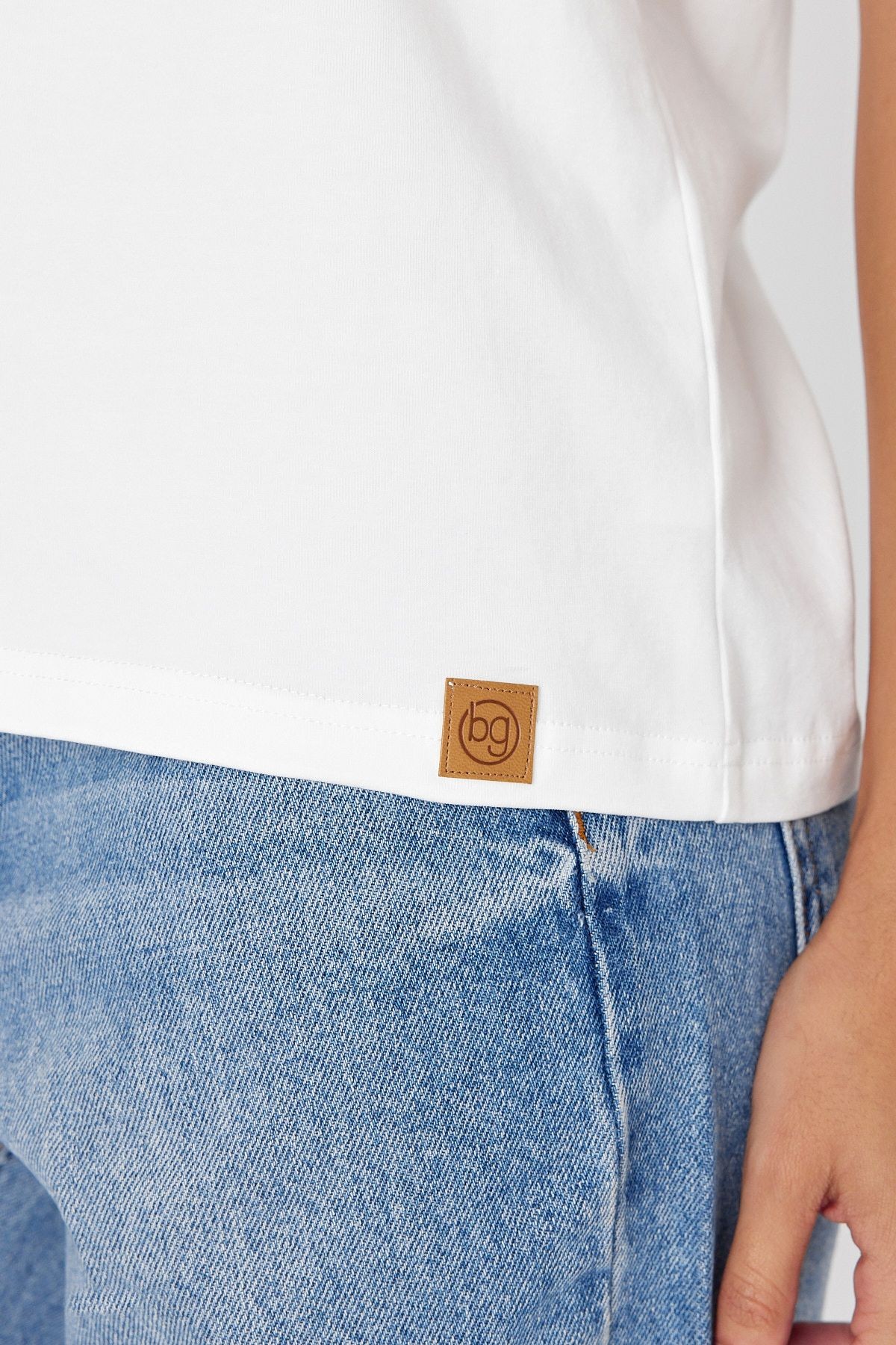 Yapay Zeka Tasarım Sırt Aplike Özel Baskılı %100 Pamuklu Penye Regular Fit T-shirt  (Komodor 64 )